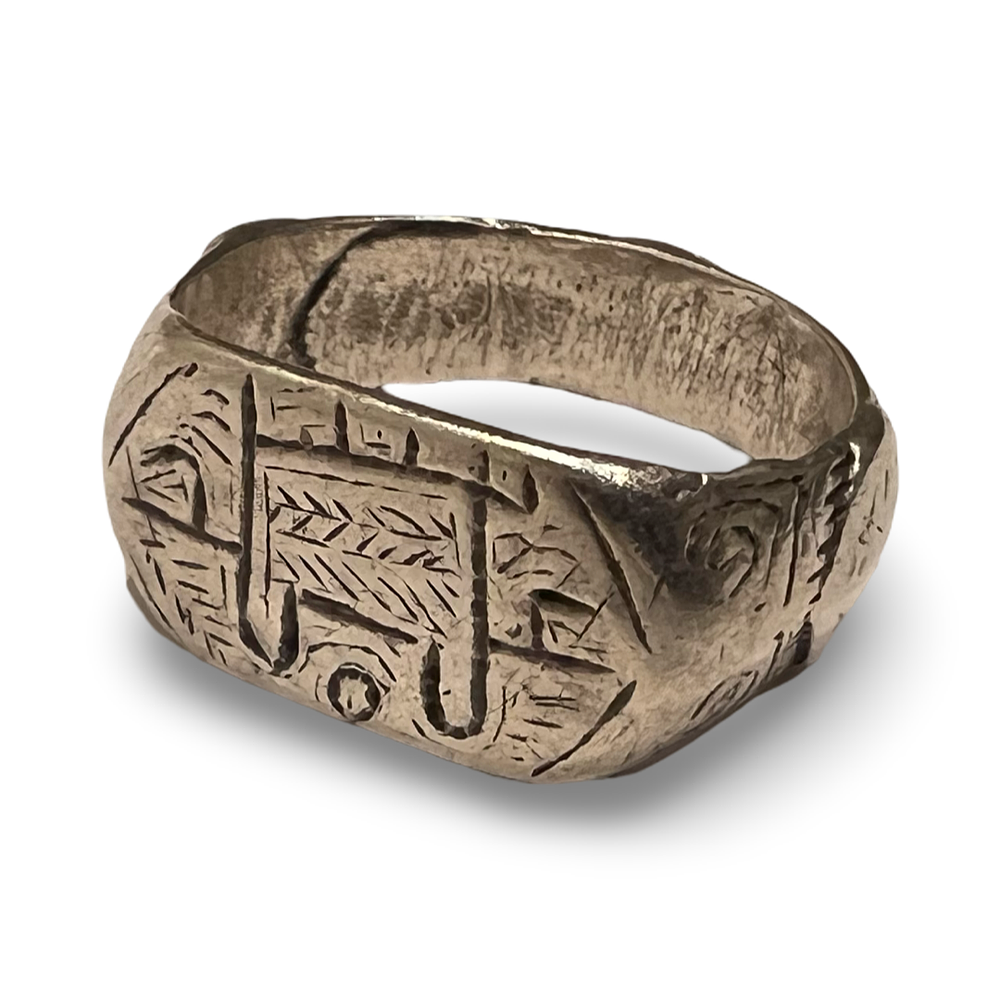 Lot 257: AN INCISED ISLAMIC SILVER SIGNET BAND RING