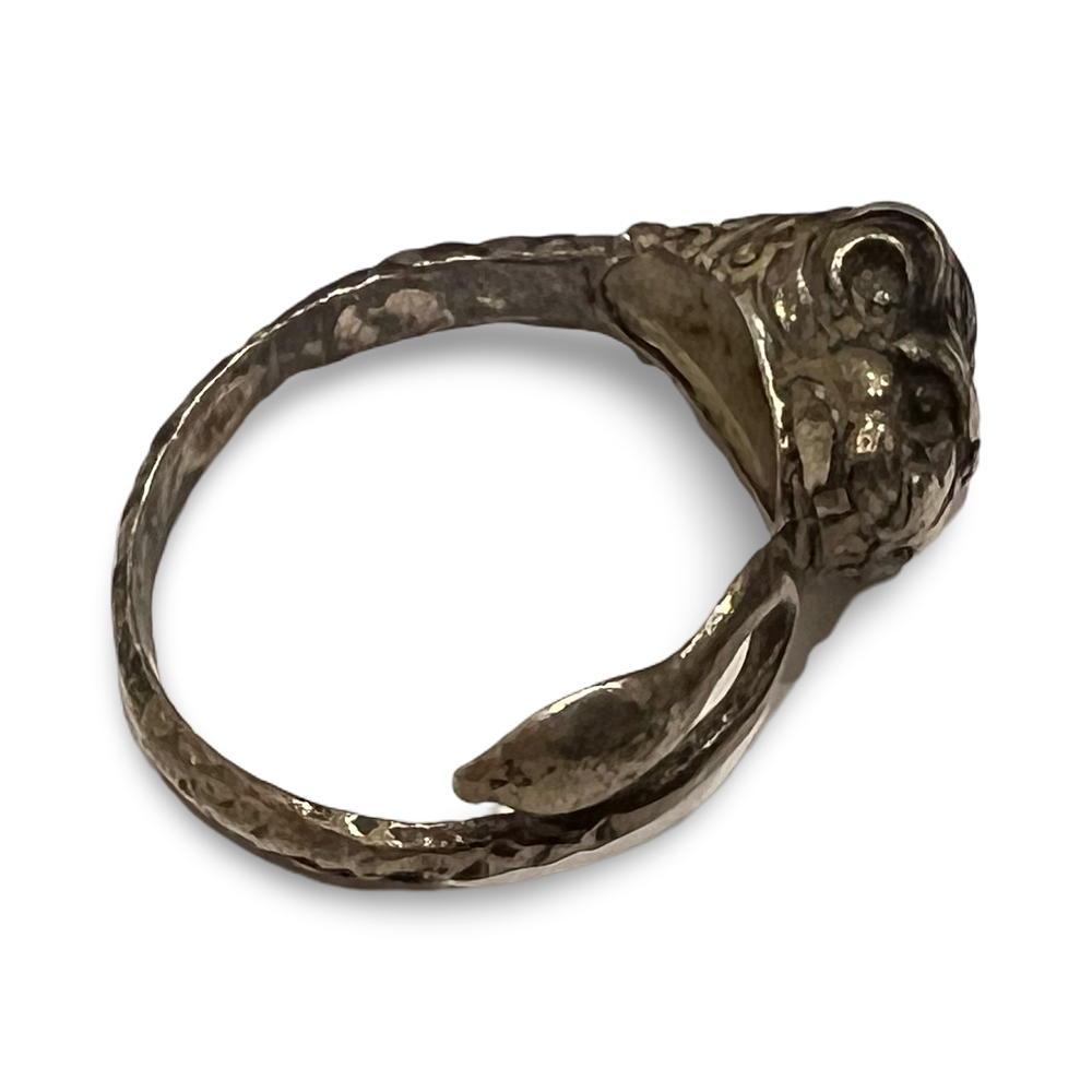Lot 258: A SILVER TONED LION HEAD FIGURAL RING