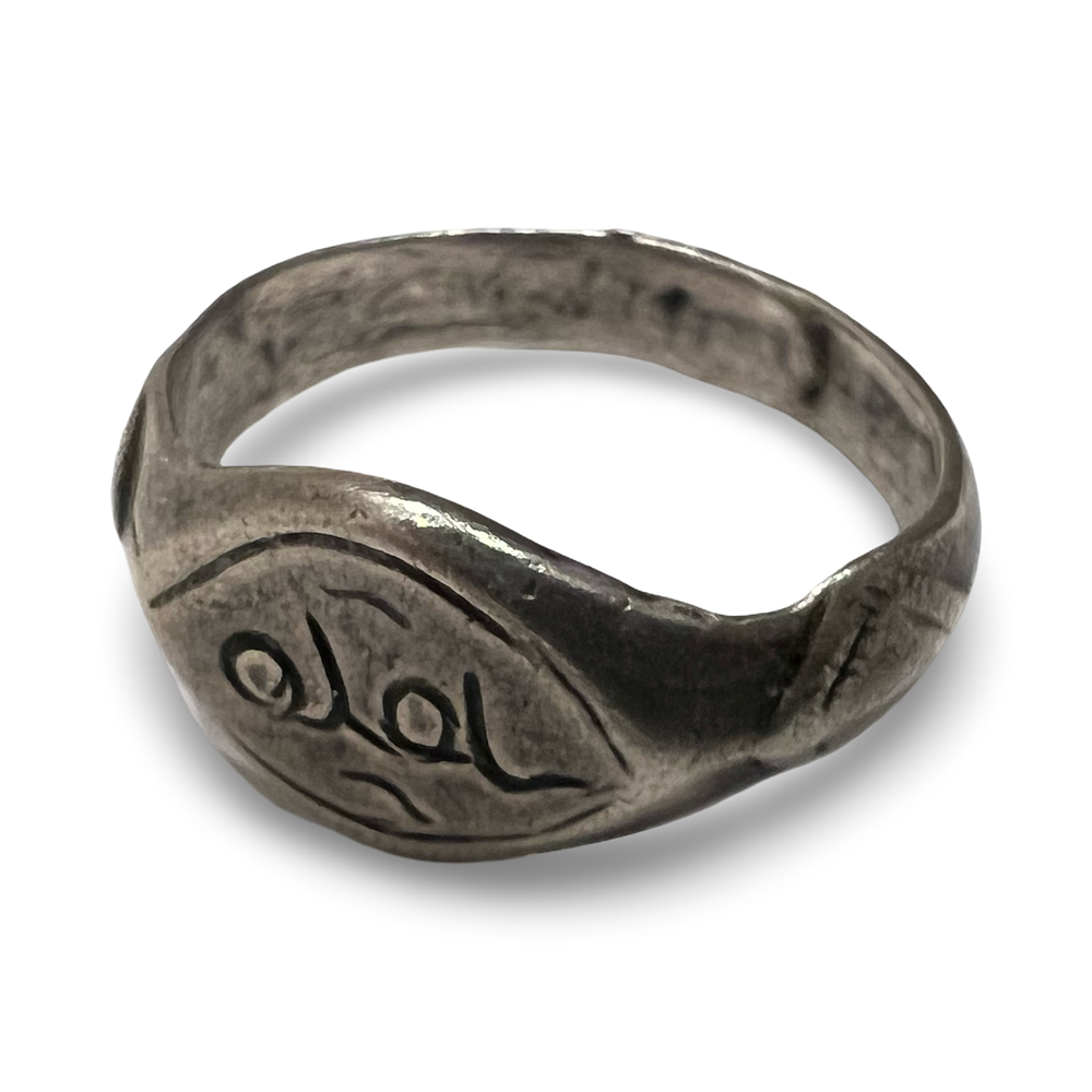 Lot 262: A SIGNET RING IN THE ARCHAEOLOGICAL STYLE WITH INCISED CHARACTERS