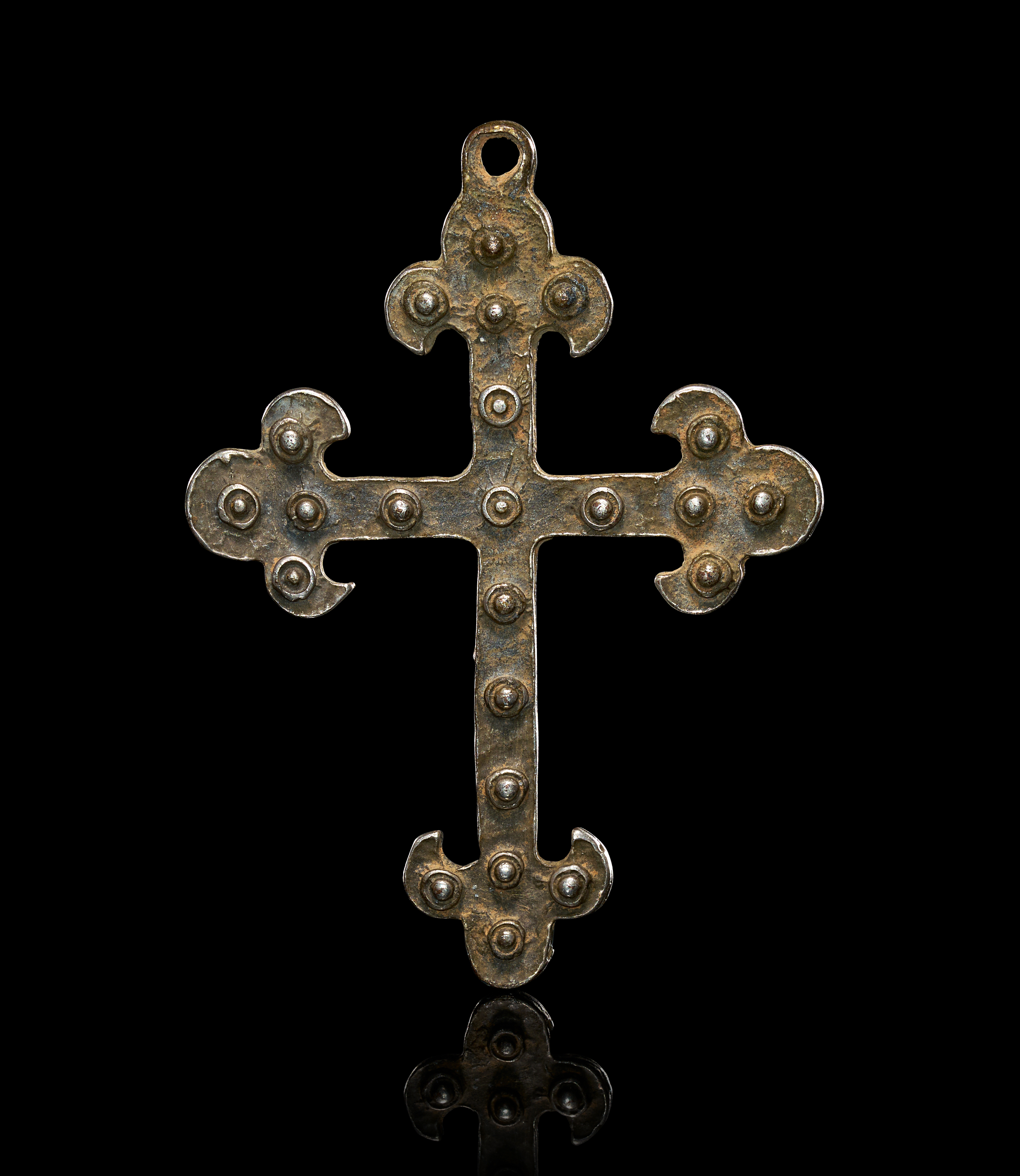 A MEDIEVAL CAST BRONZE PENDANT CROSS WITH FLEUR-DE-LIS TERMINALS, 13TH TO 15TH CENTURY A.D