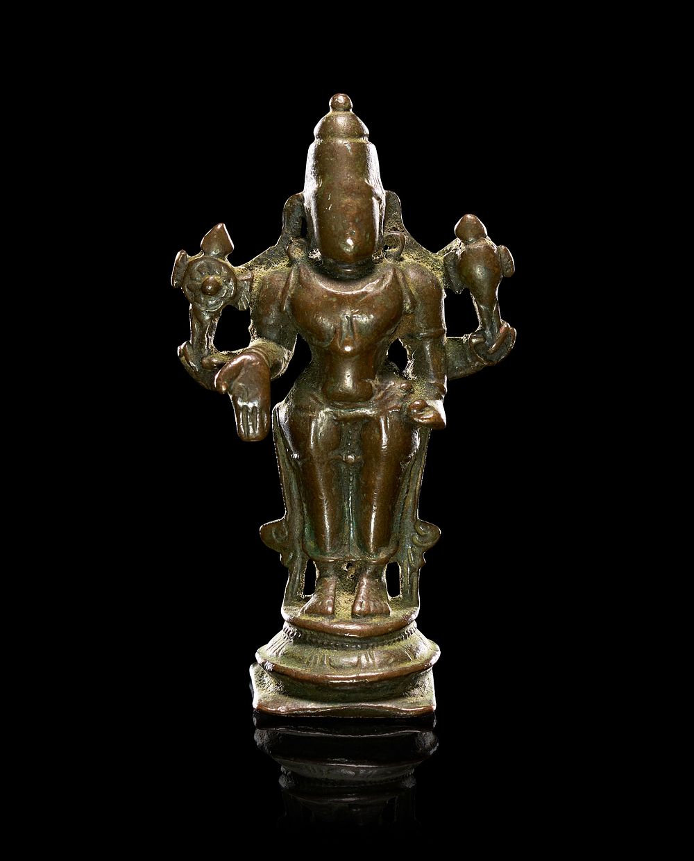 Lot 229: A SOUTH INDIAN BRONZE FIGURE OF VISHNU, TAMIL NADU, 17TH - 18TH CENTURY