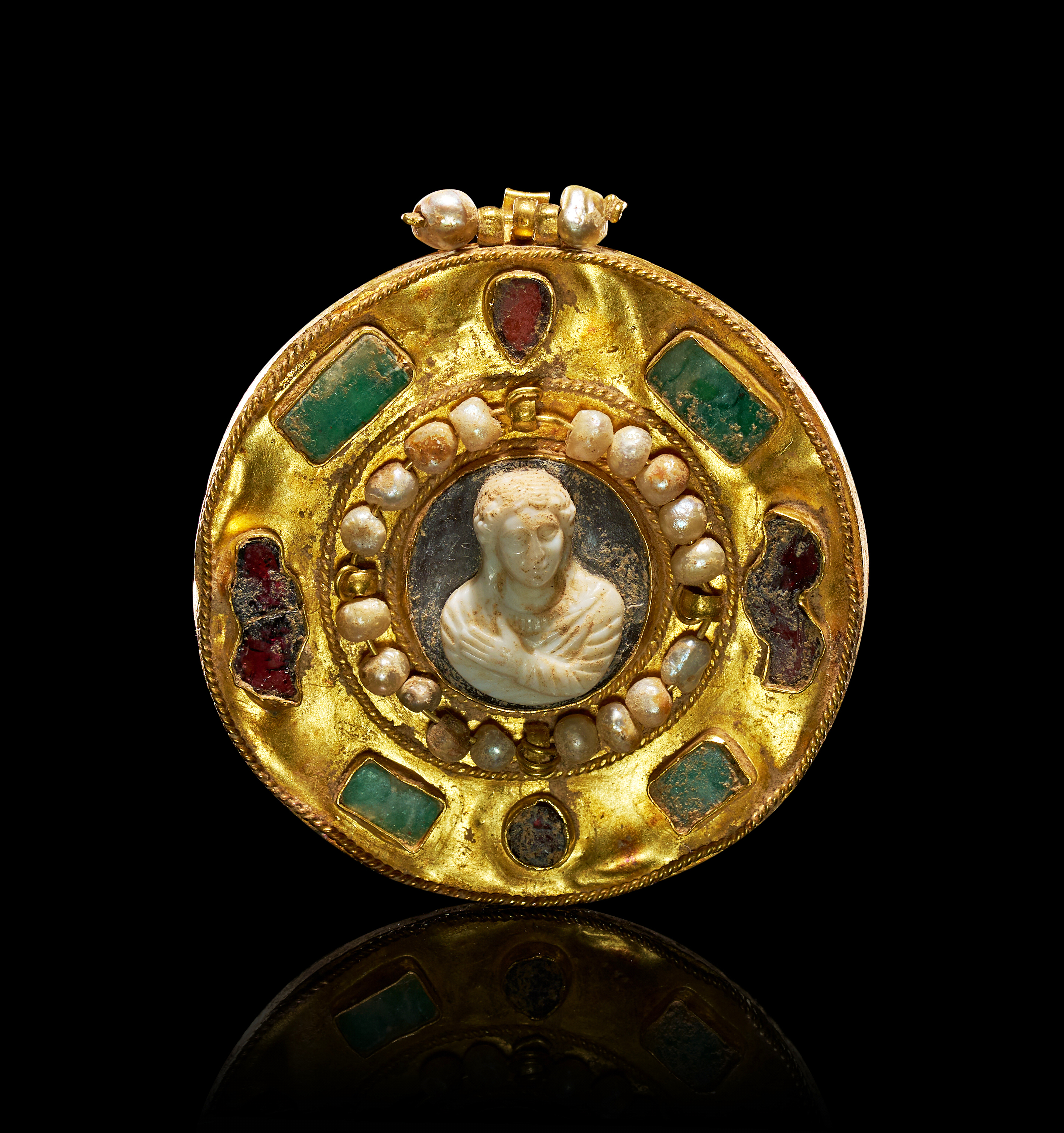 A RARE ROMAN GOLD PENDANT SET WITH A CENTRAL CAMEO, PEARLS, AND GEMSTONES, 1ST - 2ND CENTURY A.D
