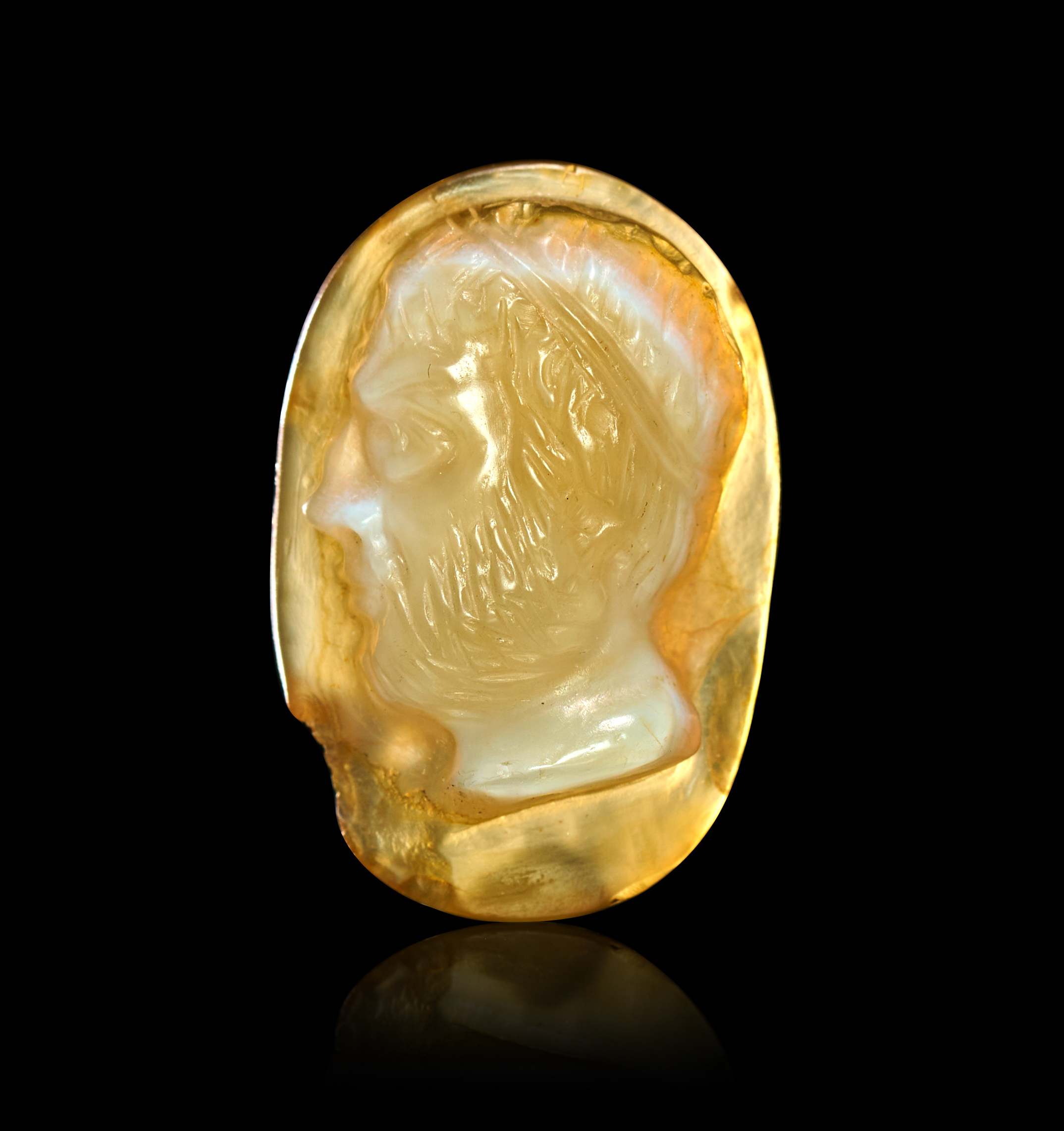 AN UNMOUNTED OVAL CARVED OPALESCENT CAMEO IN THE, 1ST - 2ND CENTURY A.D.
