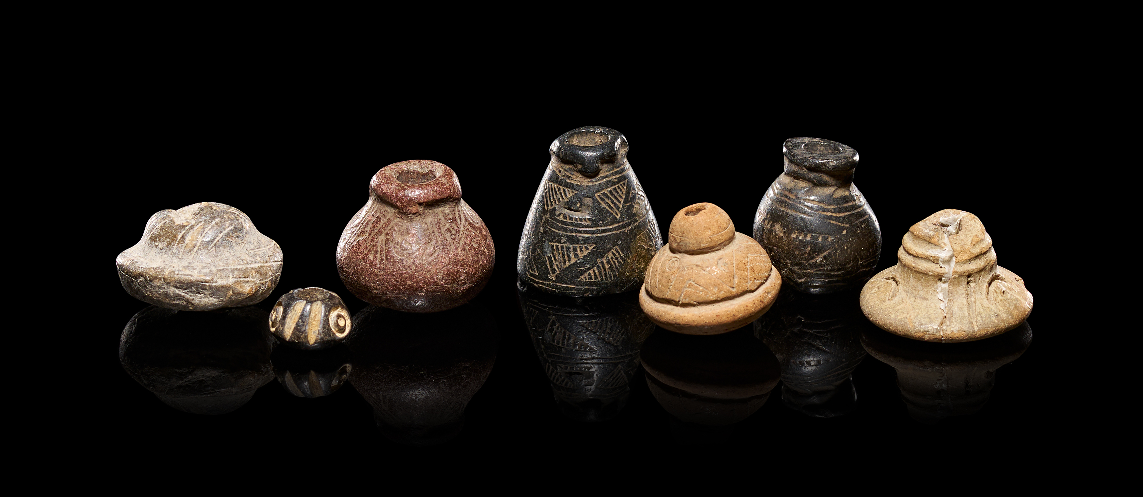 A COLLECTION OF PRE-COLUMBIAN MANABI/QUIMBAYA OR EARLY SLAMIC SPINDLE WHORLS AND BEADS