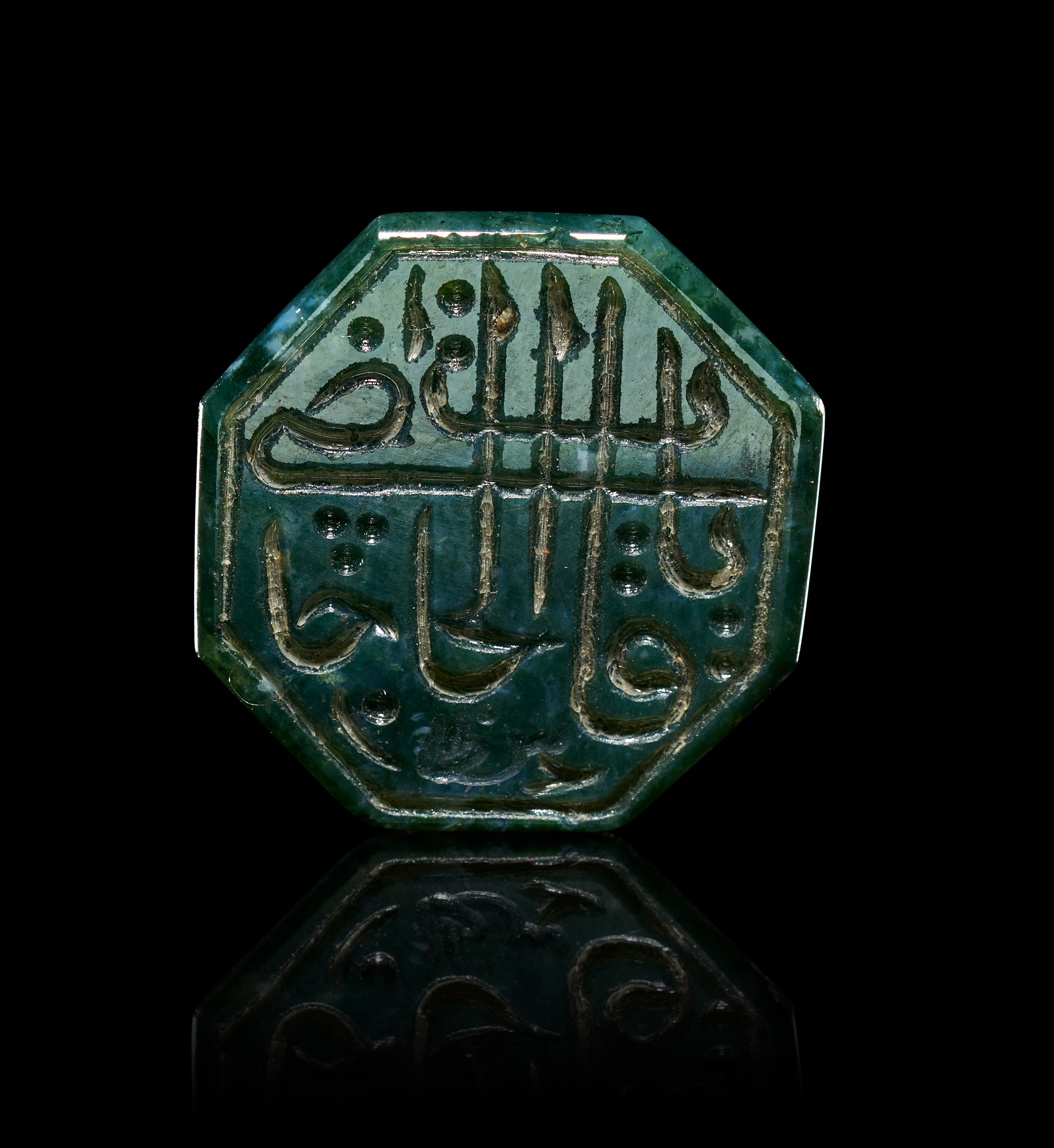 AN OCTAGONAL DARK GREEN MOSS AGATE TALISMANIC SEAL STONE WITH ARABIC CALLIGRAPHY, 19TH CENTURY