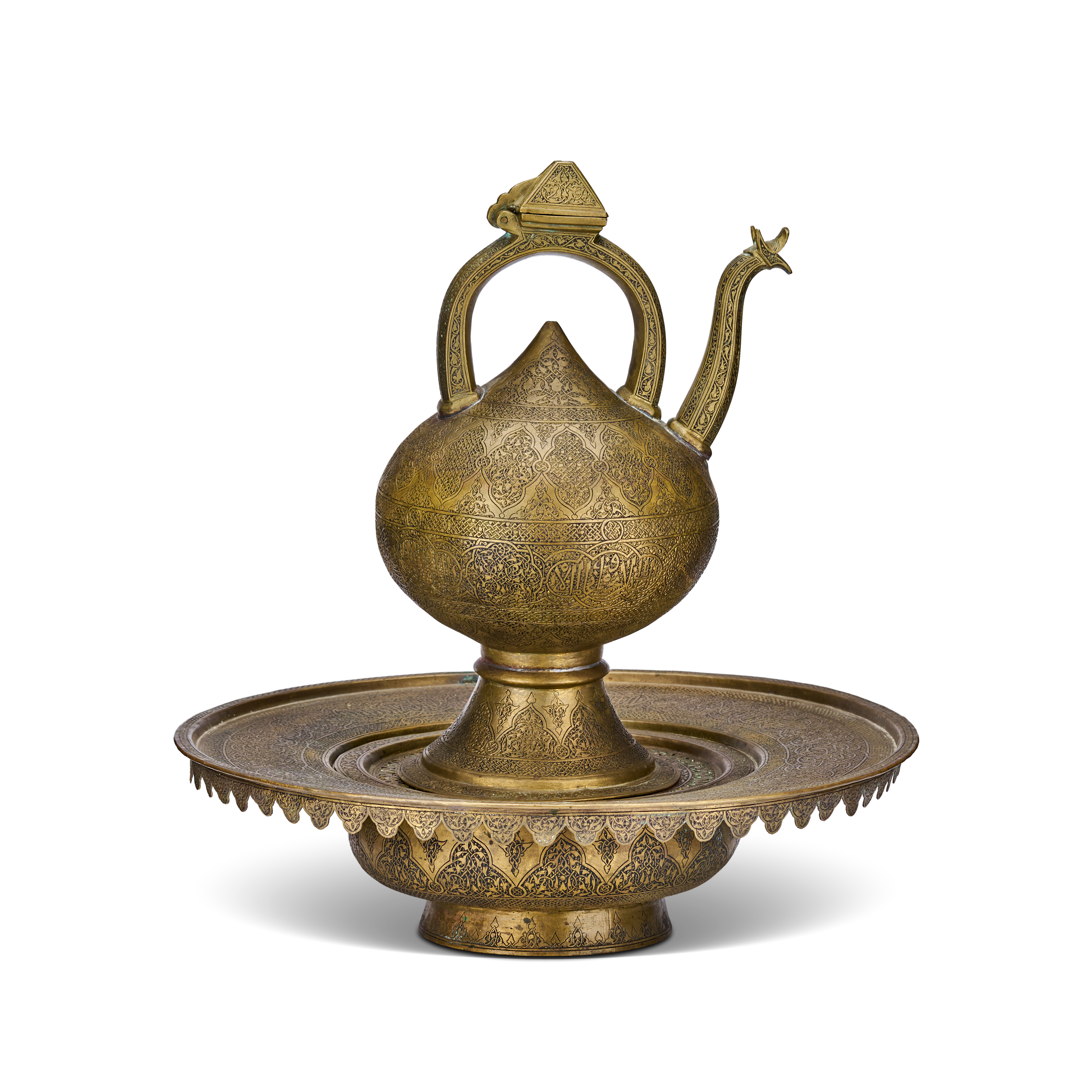 A PERSIAN ENGRAVED BRASS EWER AND BASIN SET, LATE 19TH CENTURY - EARLY 20TH CENTURY