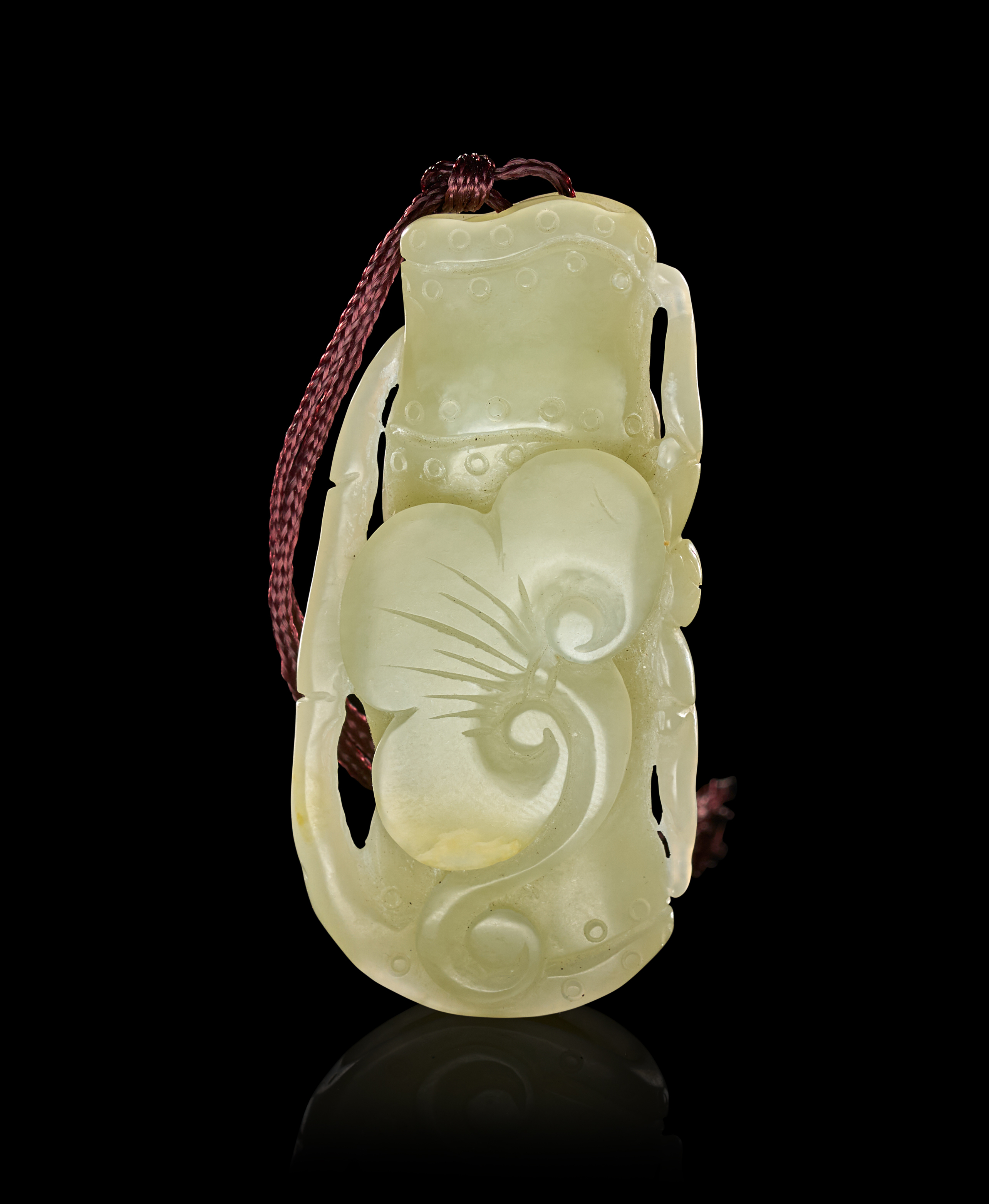 A CHINESE CARVED PALE CELADON NEPHRITE JADE PENDANT, LATE QING DYNASTY