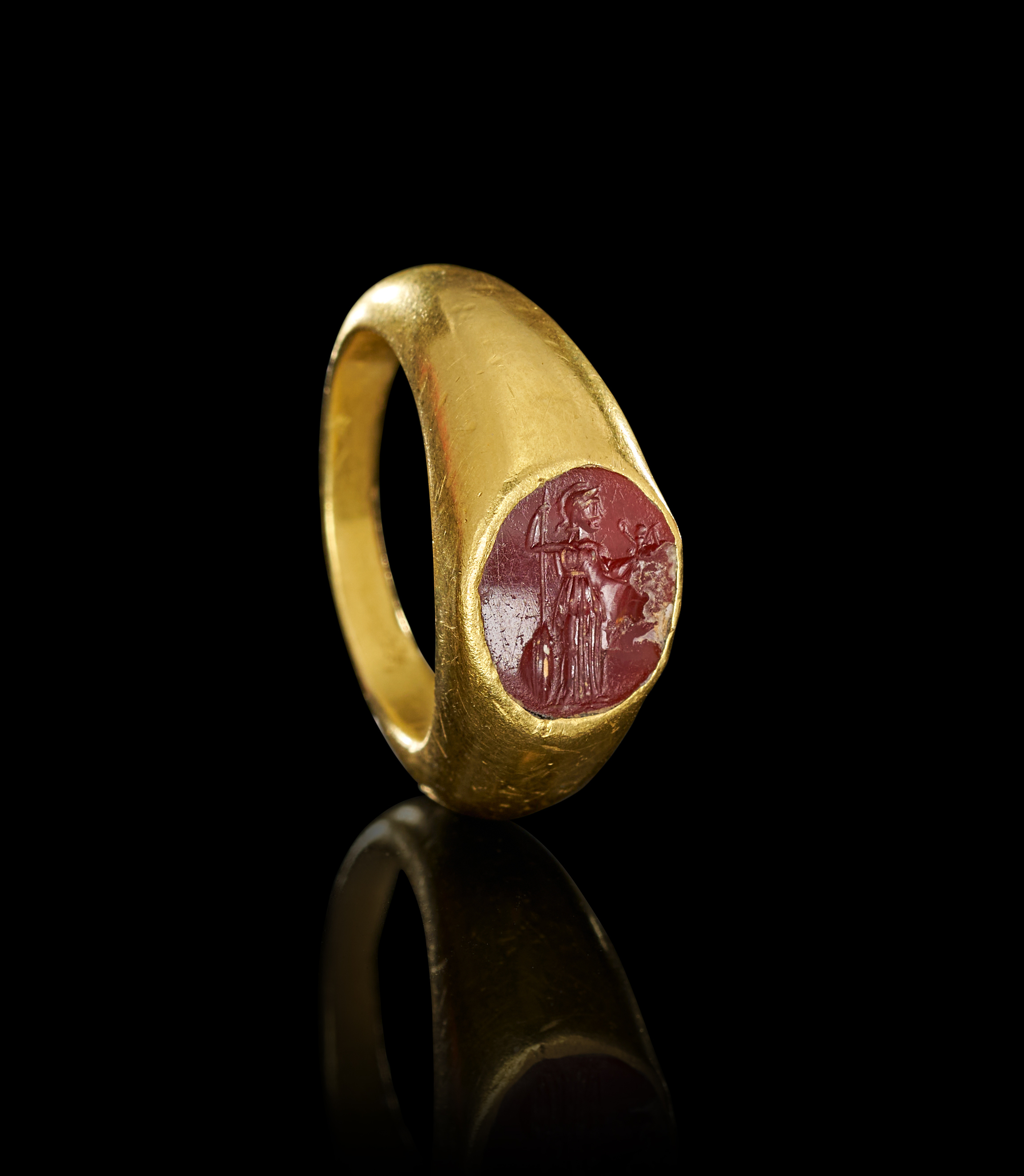 AN ANCIENT ROMAN CARNELIAN INTAGLIO IN GOLD RING, CIRCA 100 - 200 A.D.