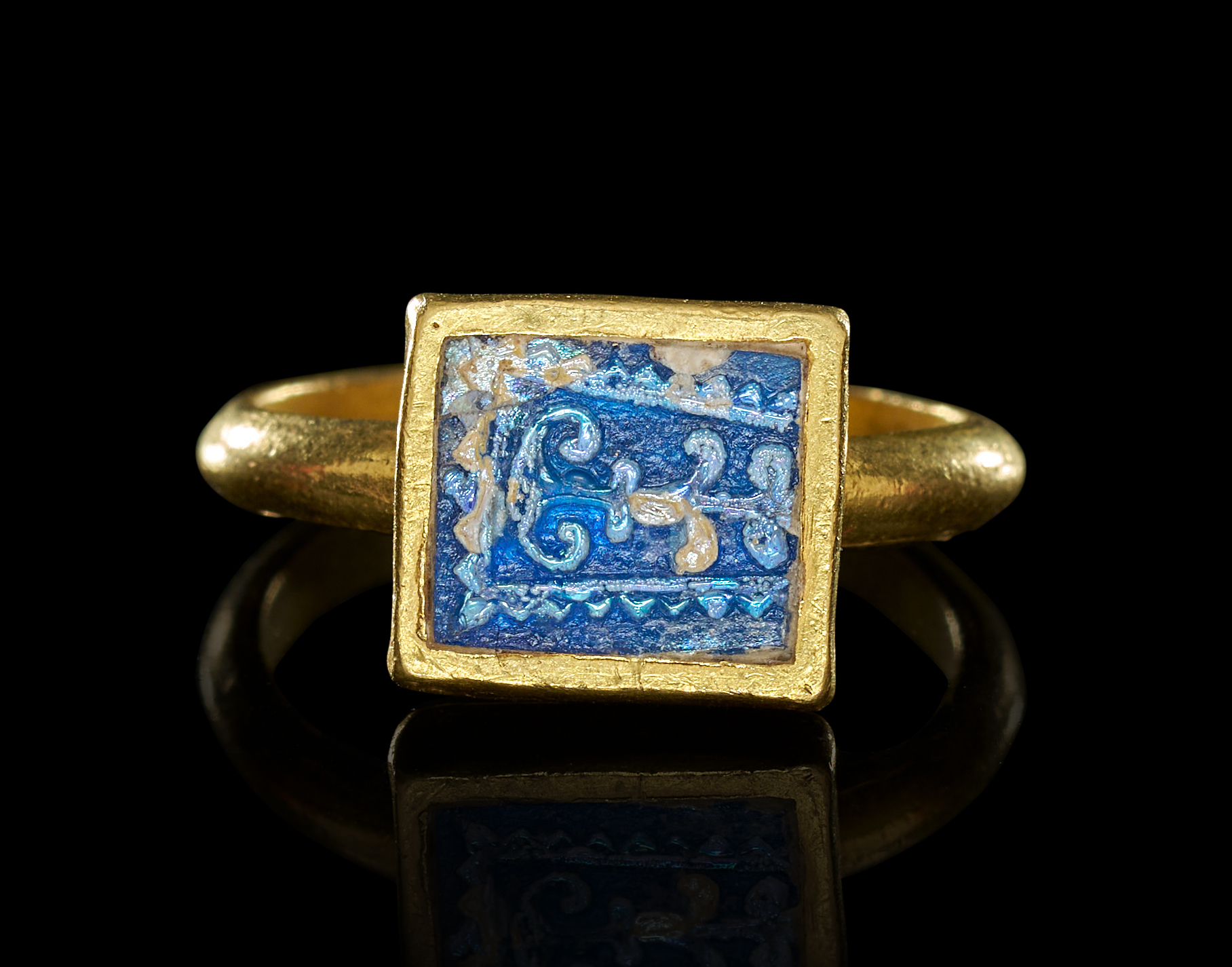 A BYZANTINE BLUE GLASS & GOLD RING, CIRCA 6TH-7TH CENTURY A.D.