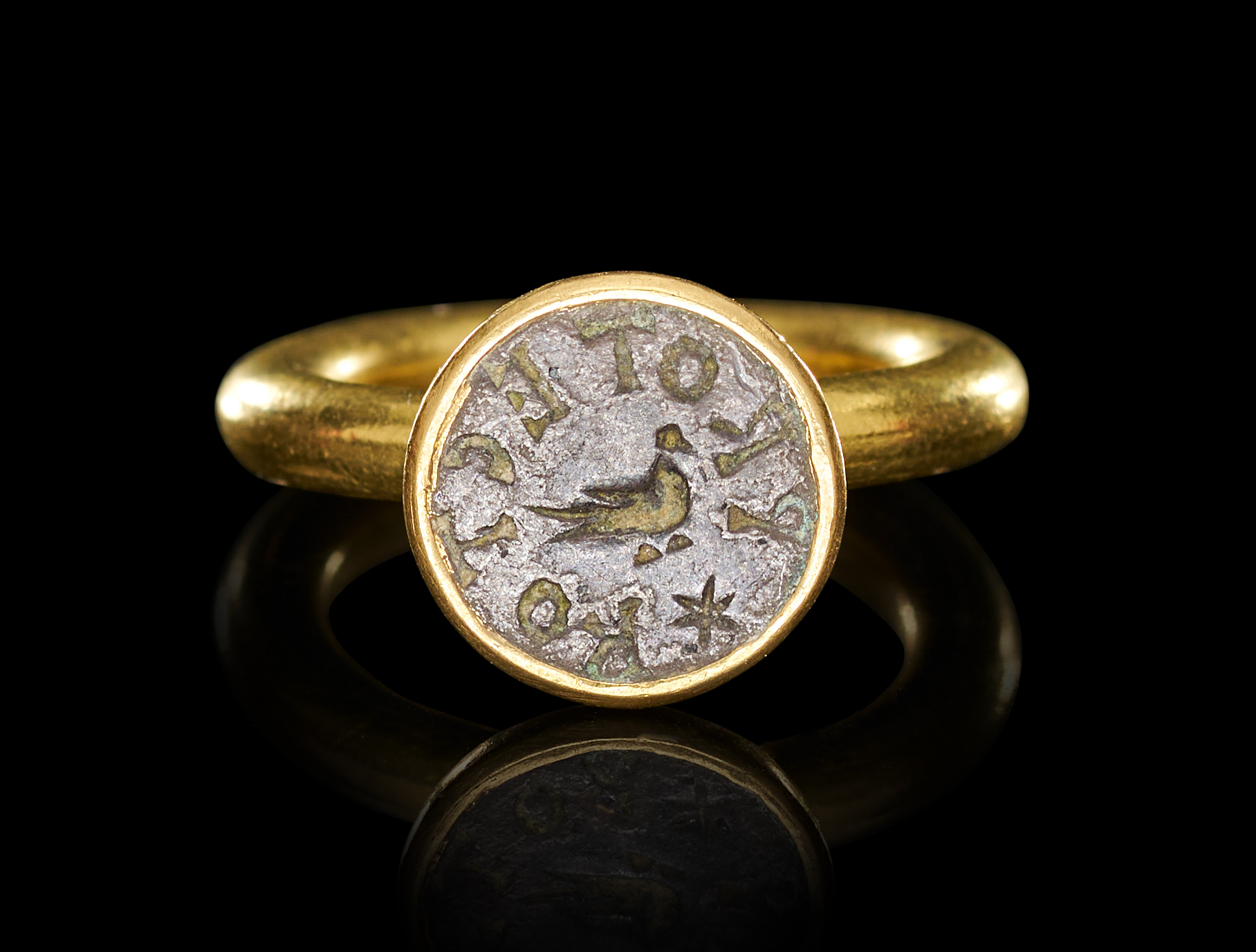 A BYZANTINE GOLD SIGNET RING WITH BIRD MOTIF AND GREEK INSCRIPTION, CIRCA 5TH-7TH CENTURY A.D.