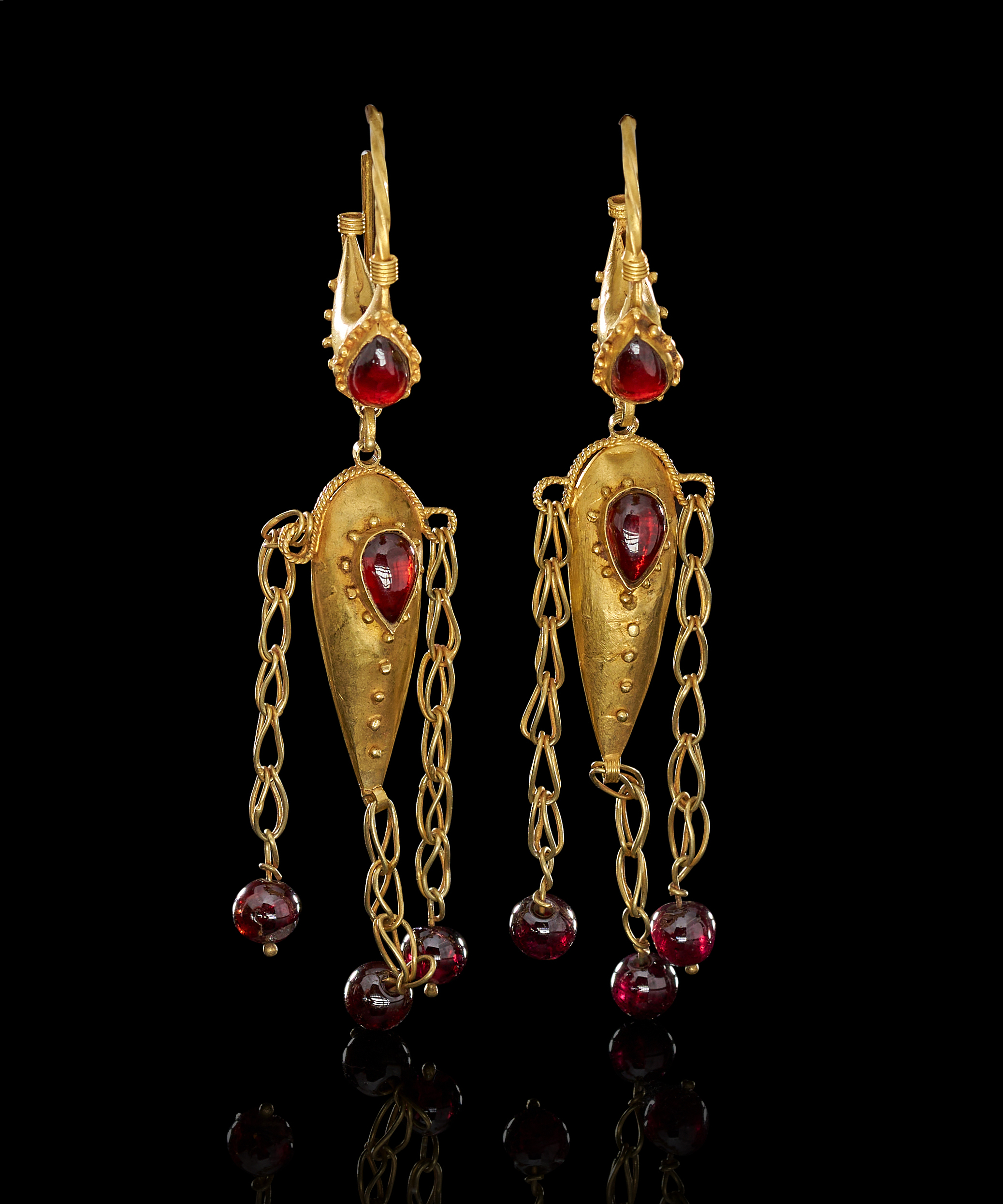 A PAIR OF GOLD GEM SET BYZANTINE EARRINGS, CIRCA 6TH CENTURY A.D.