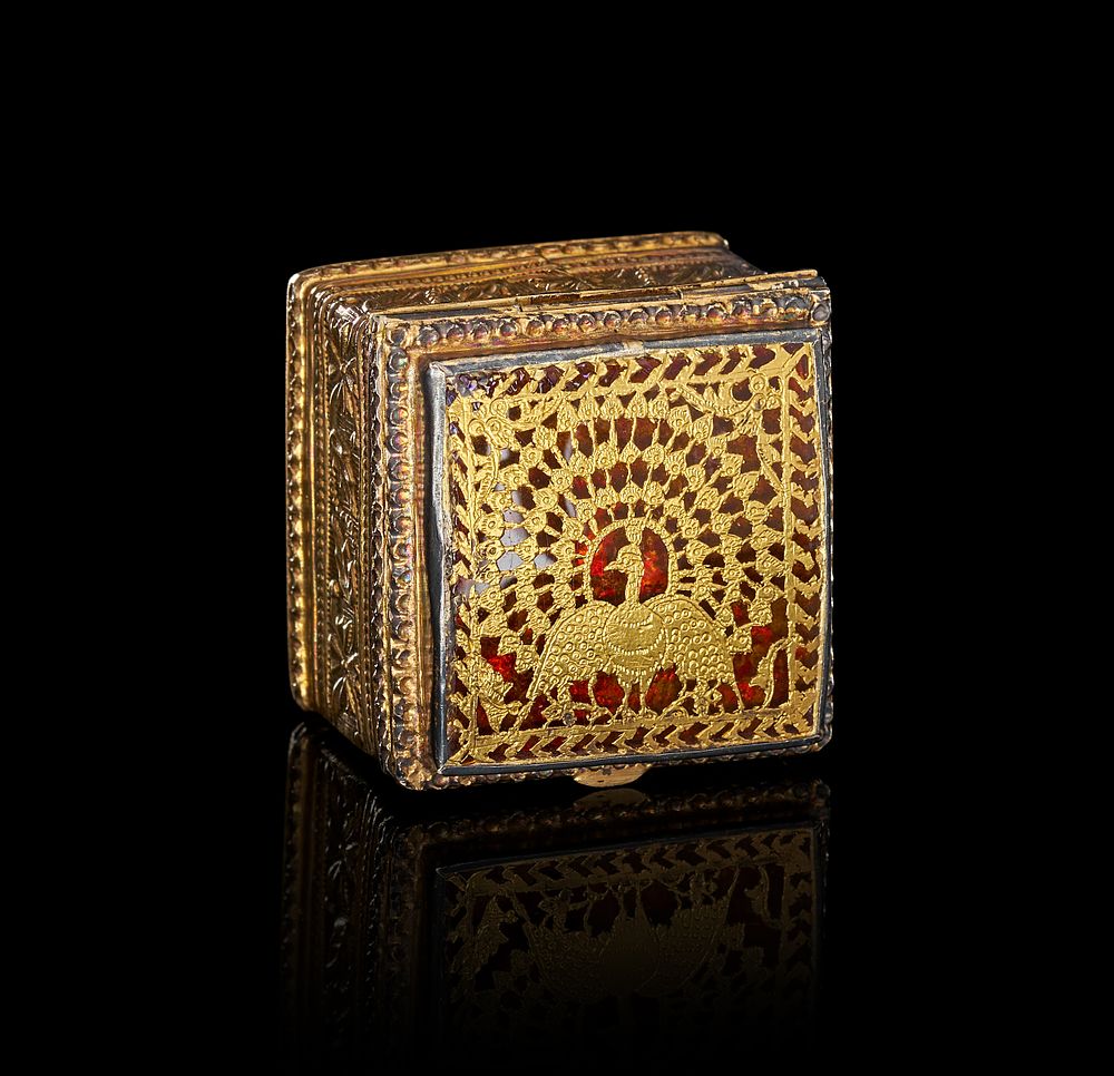 Lot 234: A SILVER GILT AND THEWA GLASS MINIATURE BOX, INDIA RAJASTHAN, 19TH CENTURY