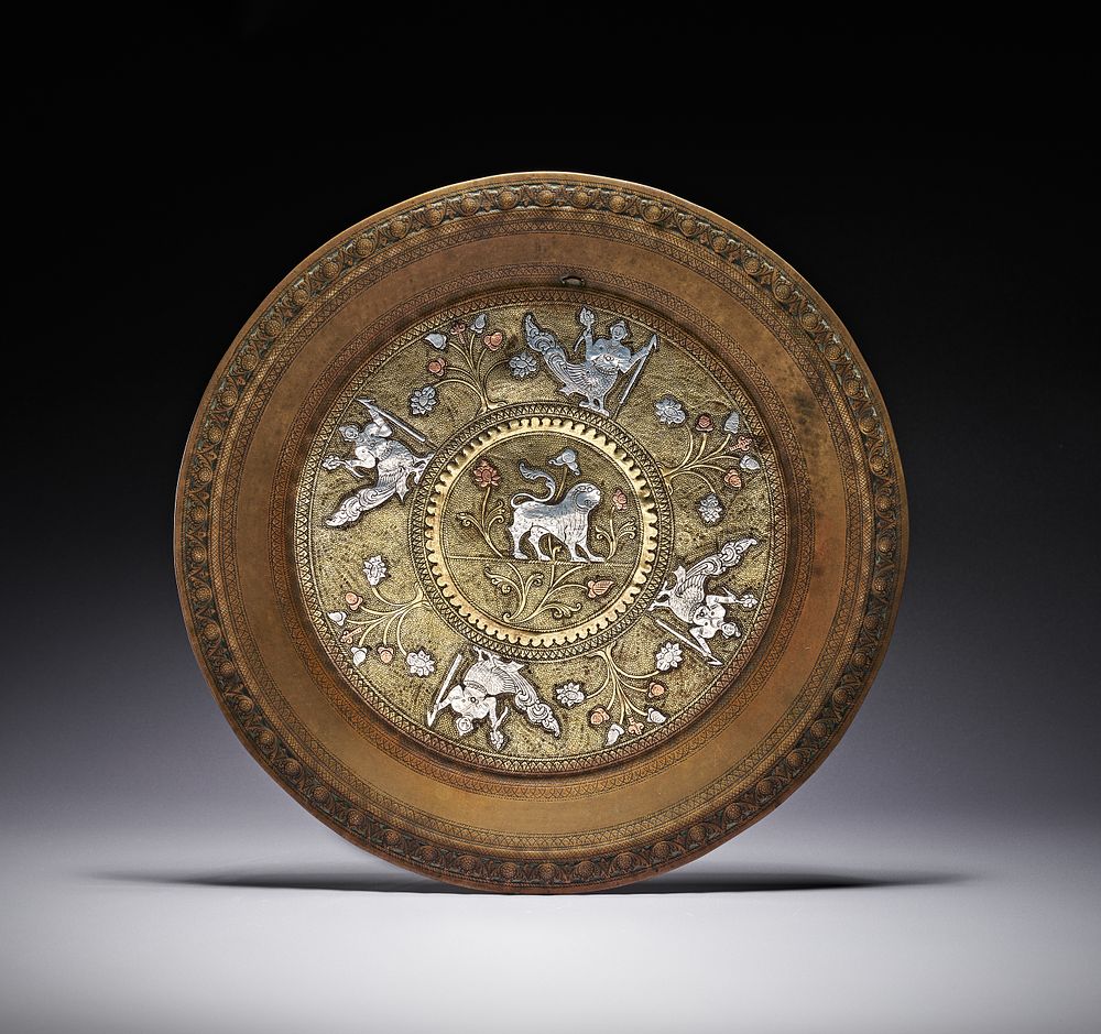 Lot 232: A TRI-METAL DECORATIVE CHARGER, SRI LANKA KANDY, EARLY 19TH CENTURY