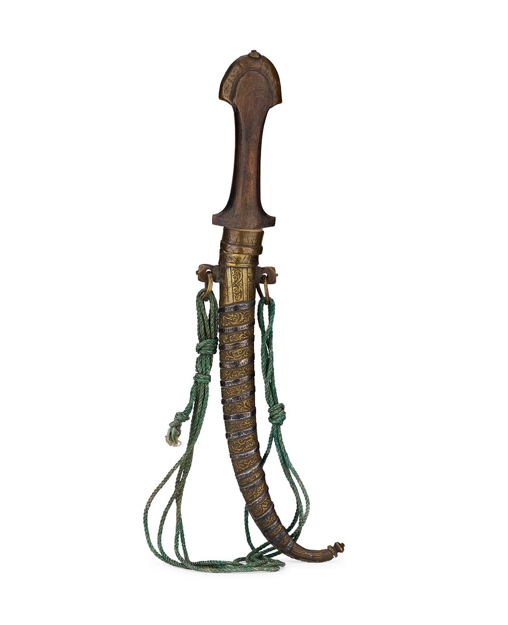Lot 183: A MOROCCAN KOUMAYA DAGGER AND SCABBARD, LATE 19TH CENTURY