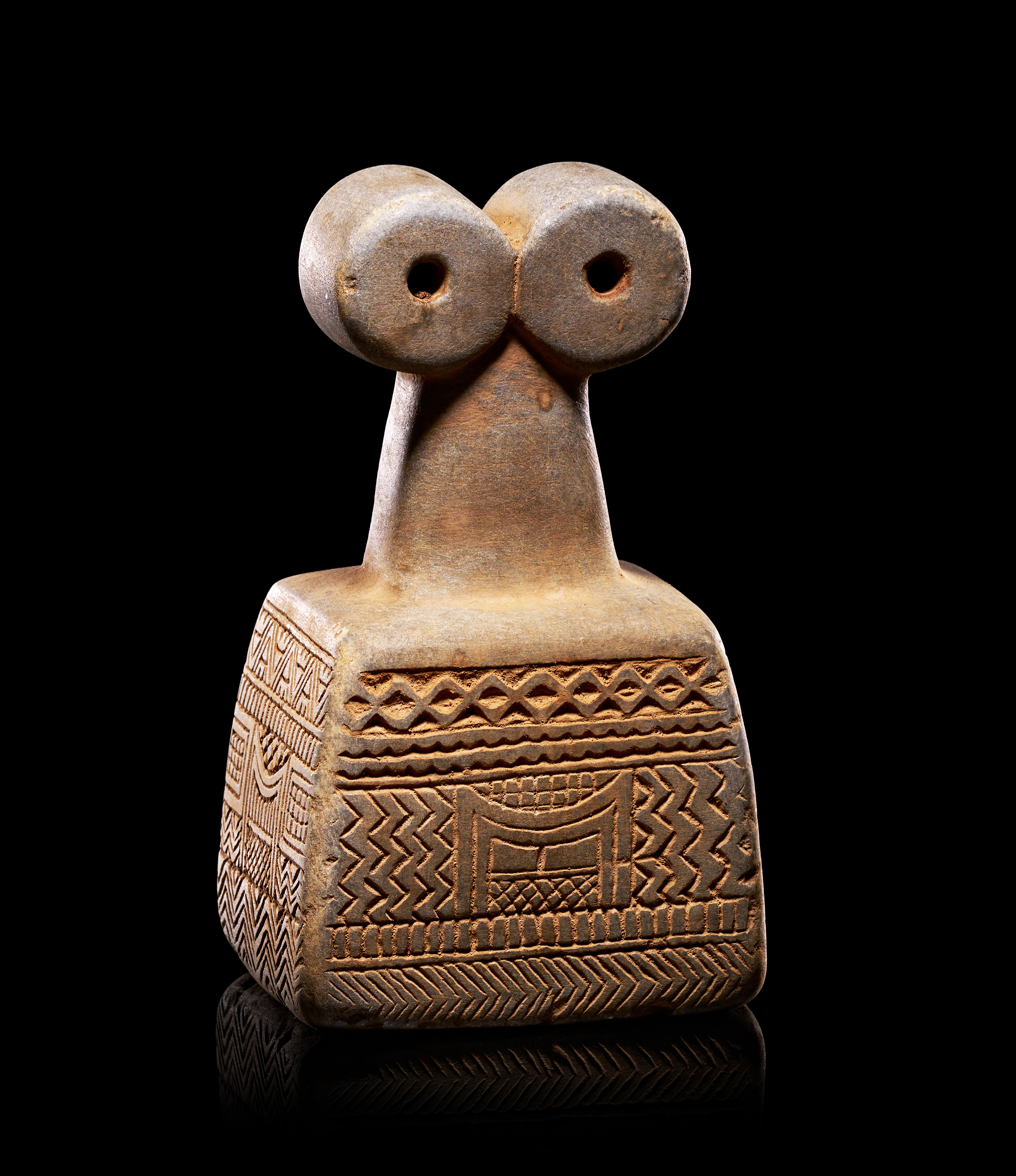 A LARGE MESOPOTAMIAN STONE SPECTACLE IDOL, CIRCA 3000 B.C.