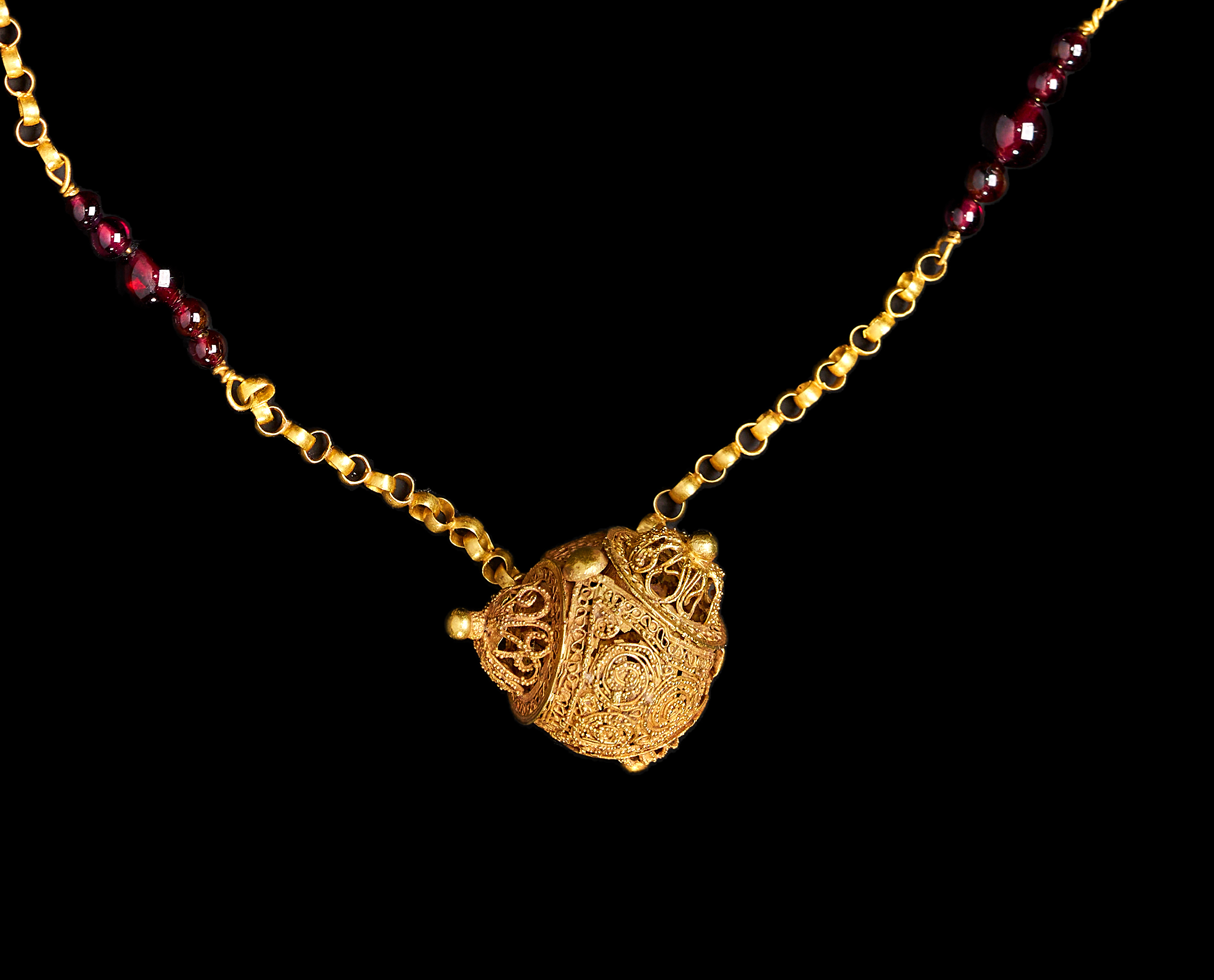 A GOLD FATIMID FILIGREE GOLD PENDANT NECKLACE WITH GARNET BEADS, EGYPT OR SYRIA, 10TH–12TH CENTURY
