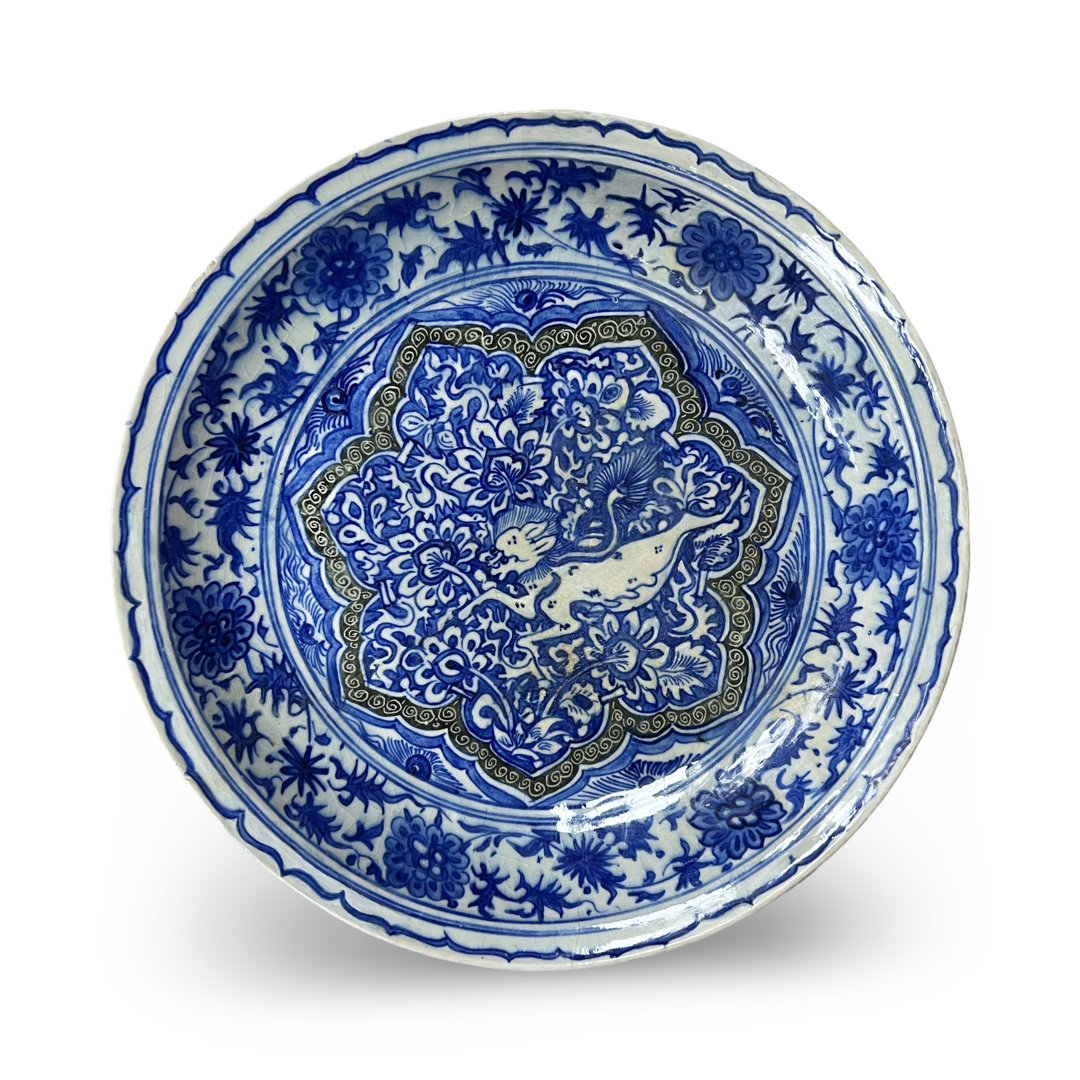 A BLUE AND WHITE SAFAVID POTTERY DISH DEPICTING A LION, PERSIA, 17TH CENTURY