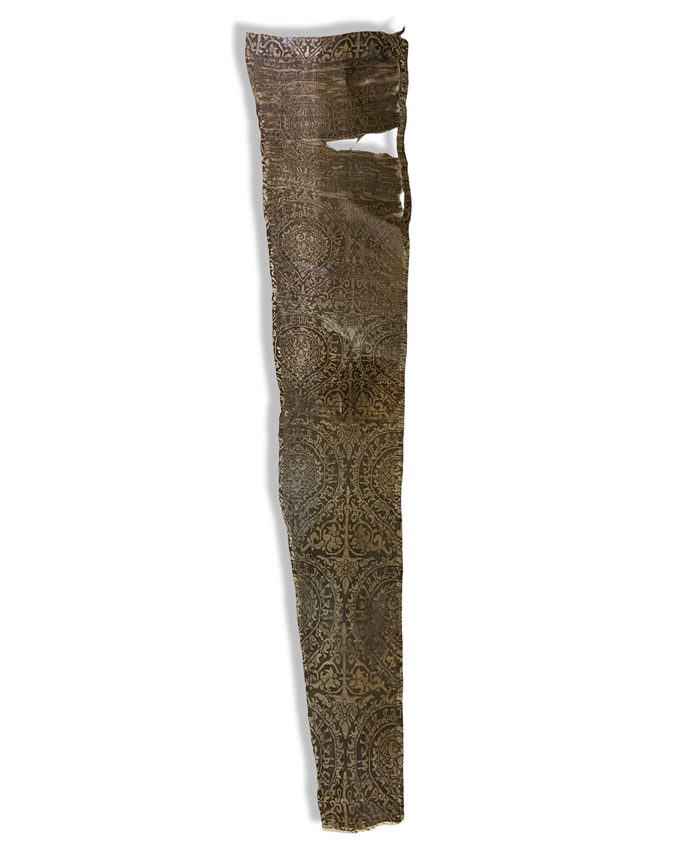 Lot 350: A SELJUK SILK TEXTILE FRAGMENT WITH KUFIC CALLIGRAPHY AND FLORAL DESIGN, EAST ASIA, 11TH - 12TH CENTURY