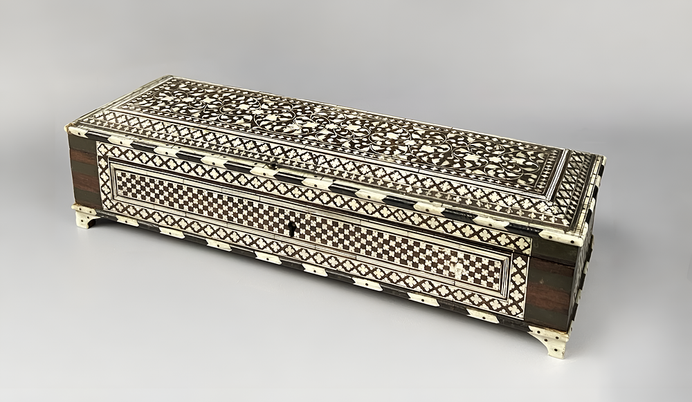 Lot 308: AN ANGLO-INDIAN VIZAGAPATAM INLAID ROSEWOOD BOX, 19TH CENTURY