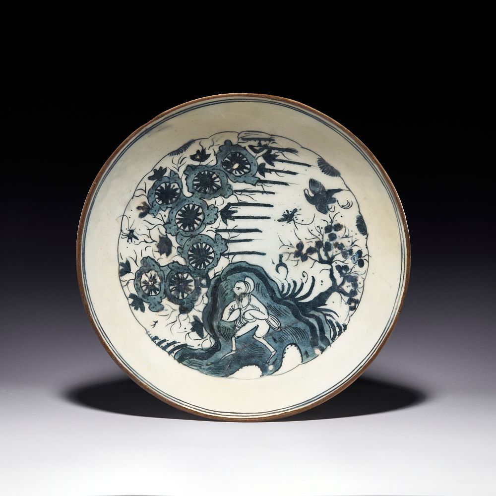 Lot 341: A BLUE AND WHITE CHINESE MOTIFS SAFAVID CERAMIC DISH, PERSIA, 17TH CENTURY
