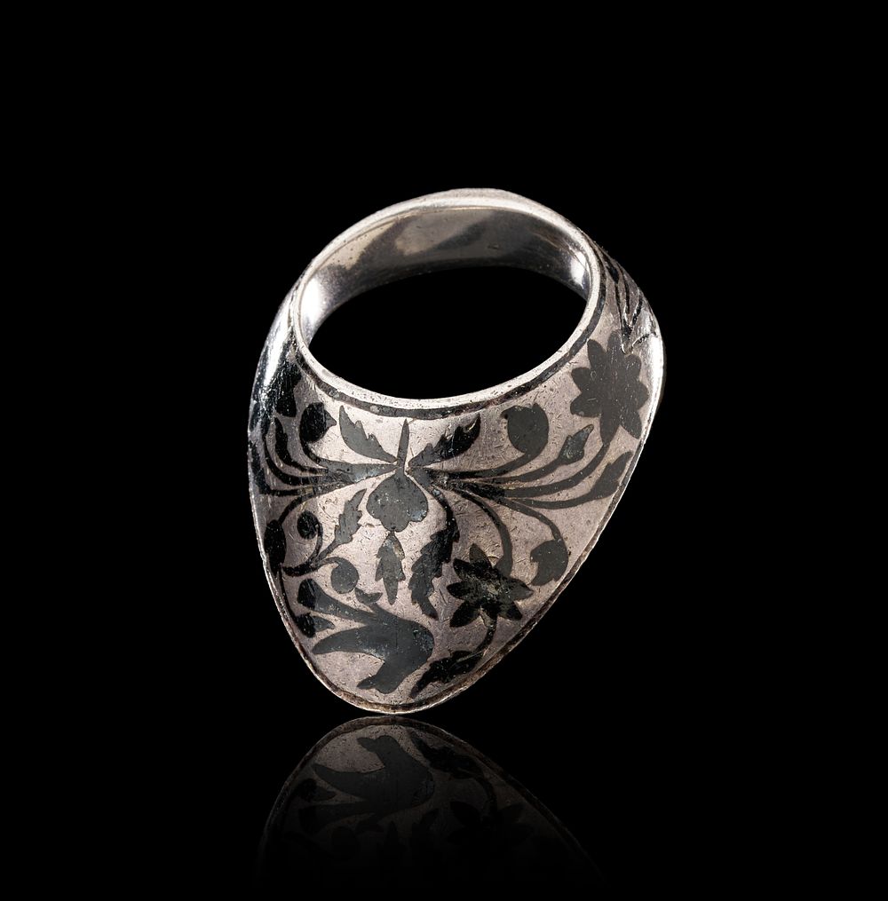 Lot 261: AN OTTOMAN SILVER AND NIELLO ARCHER THUMB RING, TURKEY, 18TH - 19TH CENTURY