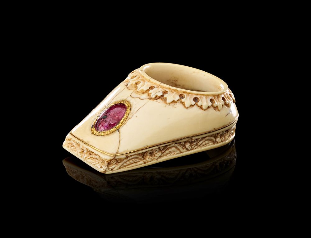 Lot 263: AN ORNATE CARVED BONE AND GOLD-MOUNTED ARCHER THUMB RING, MUGHAL INDIA, 18TH - 19TH CENTURY