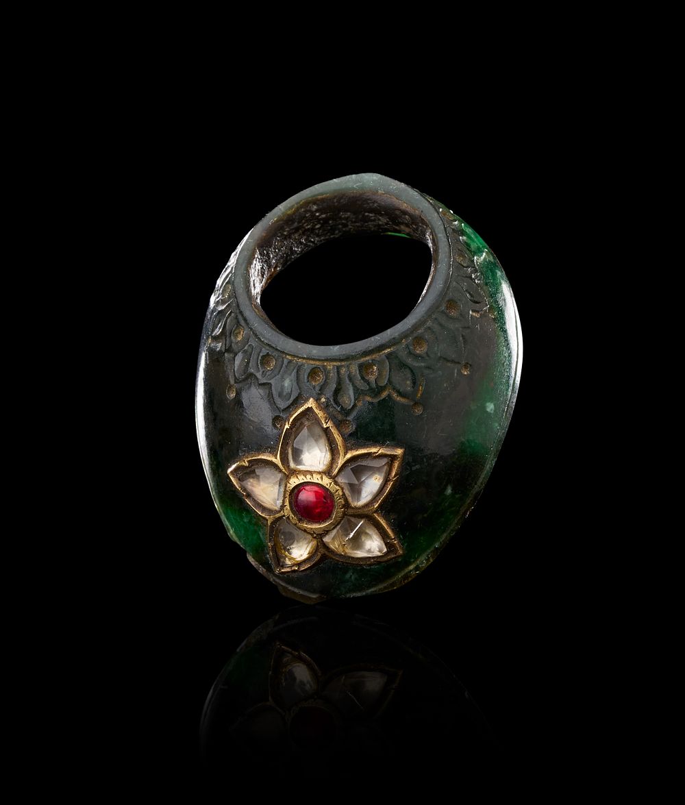 Lot 264: AN INDIAN MUGHAL KUNDAN-SET GREEN STONE ARCHER RING, 18TH - 19TH CENTURY