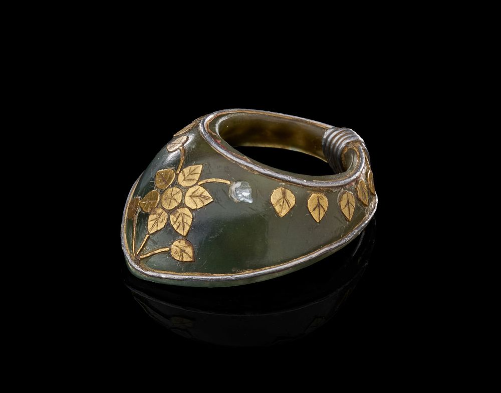 Lot 265: AN INDIAN ARCHER RING IN NEPHRITE JADE WITH GOLD KUNDAN DECORATION, 18TH - 19TH CENTURY