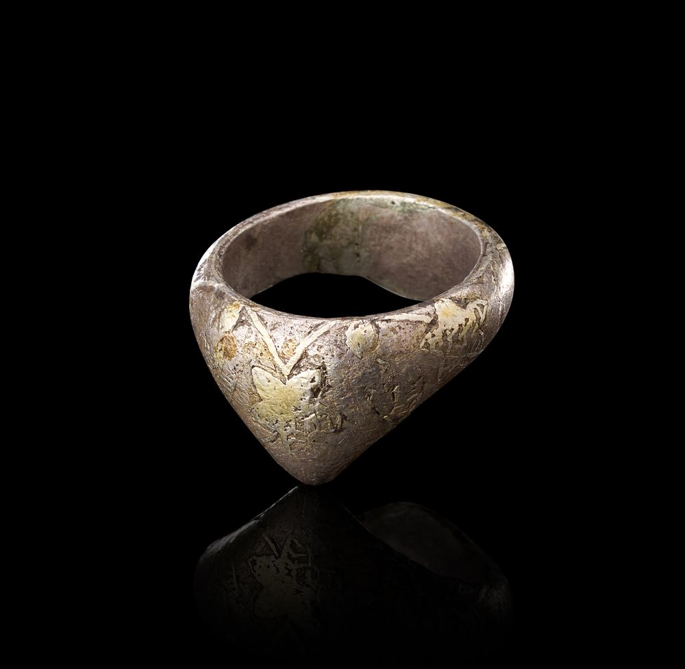 Lot 266: AN EARLY ISLAMIC ALLOY METAL WITH GOLD INLAY ARCHER RING, CENTRAL ASIA, 11TH - 13TH CENTURY