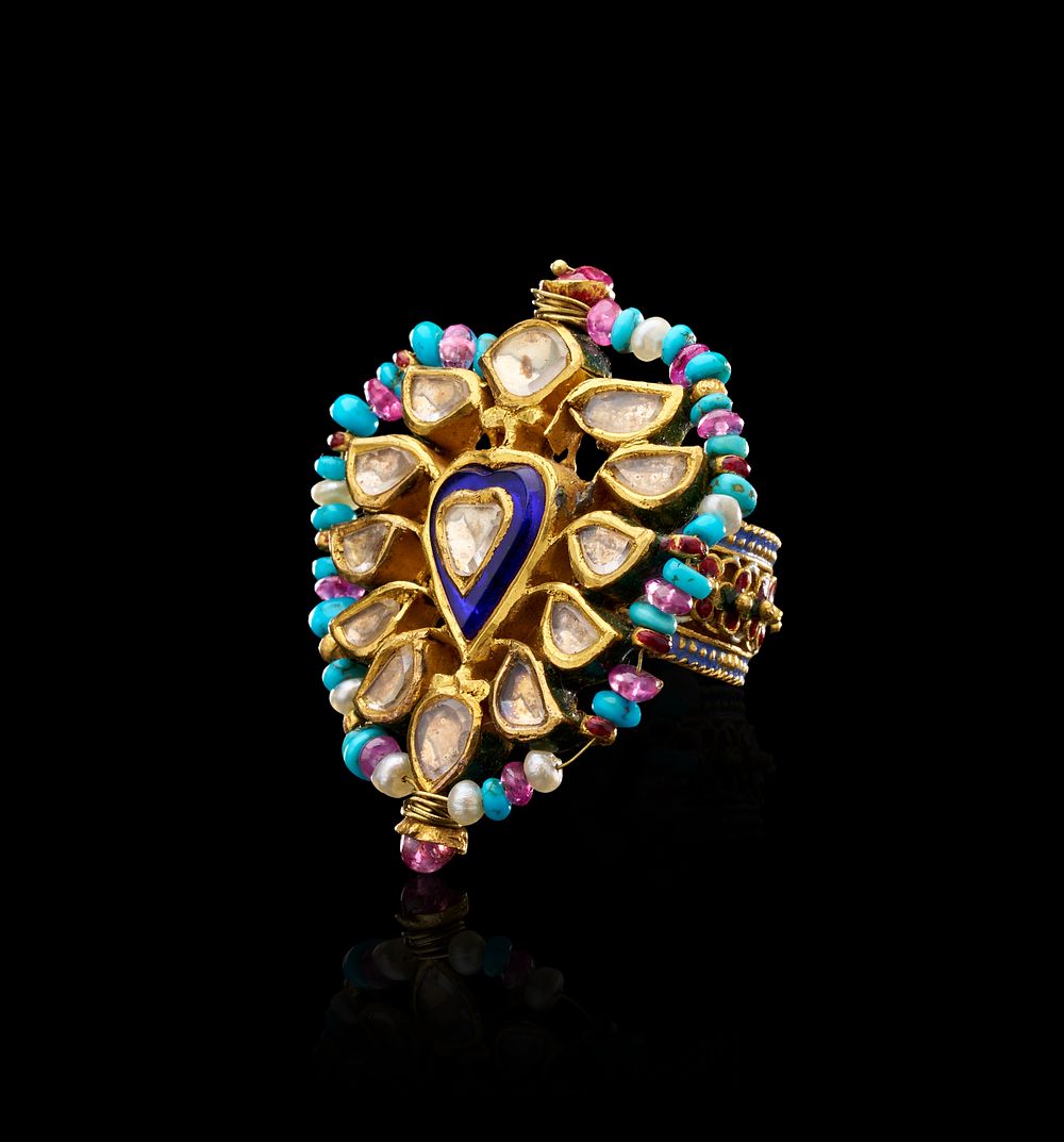 Lot 268: AN INDIAN GOLD KUNDAN AND POLKI DIAMOND ARSI STYLE COCKTAIL RING, 19TH CENTURY