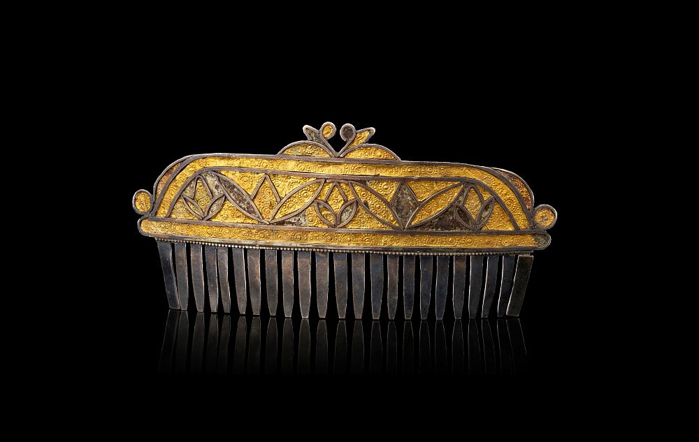 Lot 236: A JAVANESE GOLD ON SILVER HAIR COMB, INDONESIA, 19TH CENTURY
