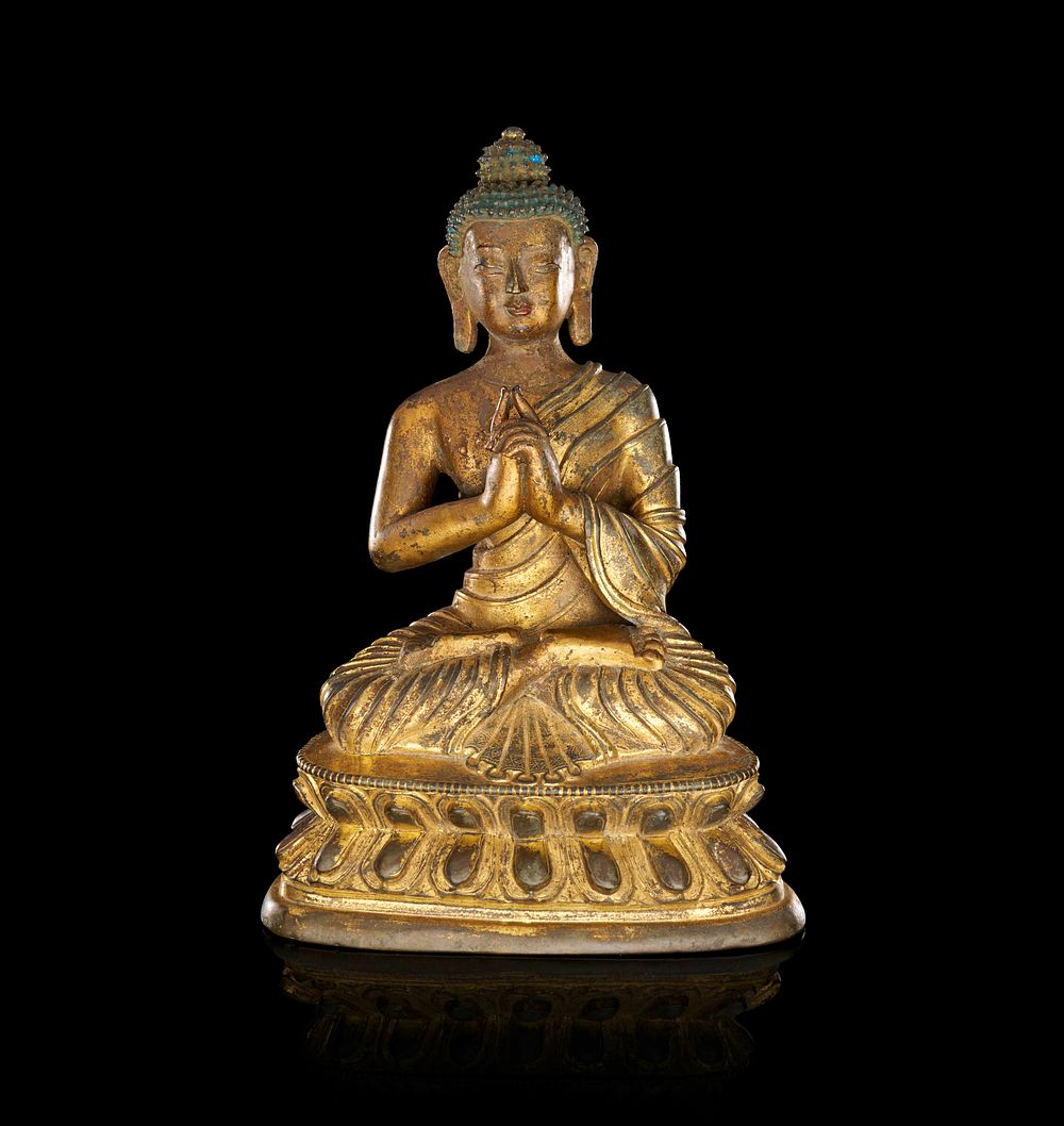 Lot 338: A TIBETO-CHINESE GILT BRONZE FIGURE OF A SEATED BUDDHA, 17TH-18TH CENTURY
