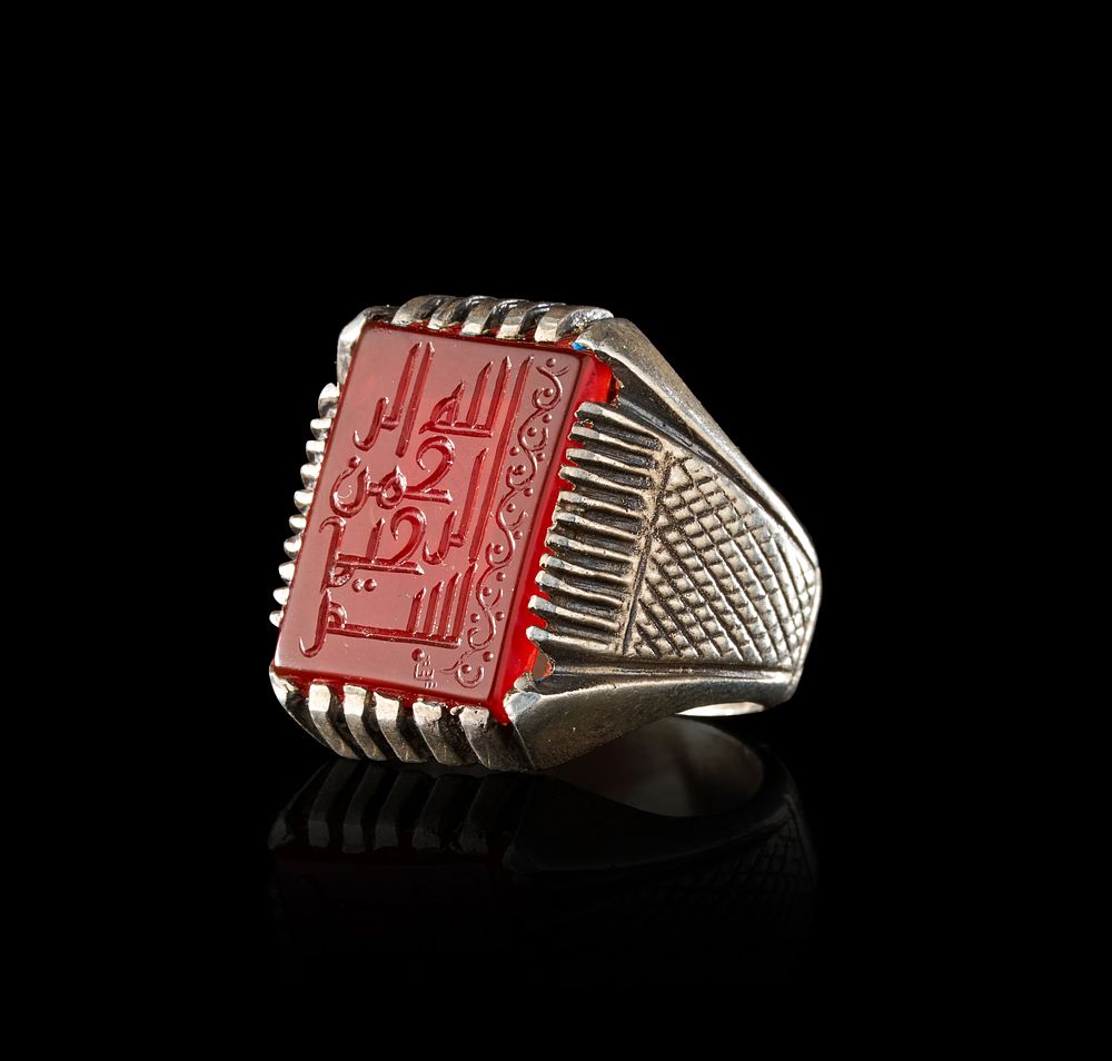 Lot 270: AN INSCRIBED ISLAMIC TALISMANIC AGATE IN A SILVER RING