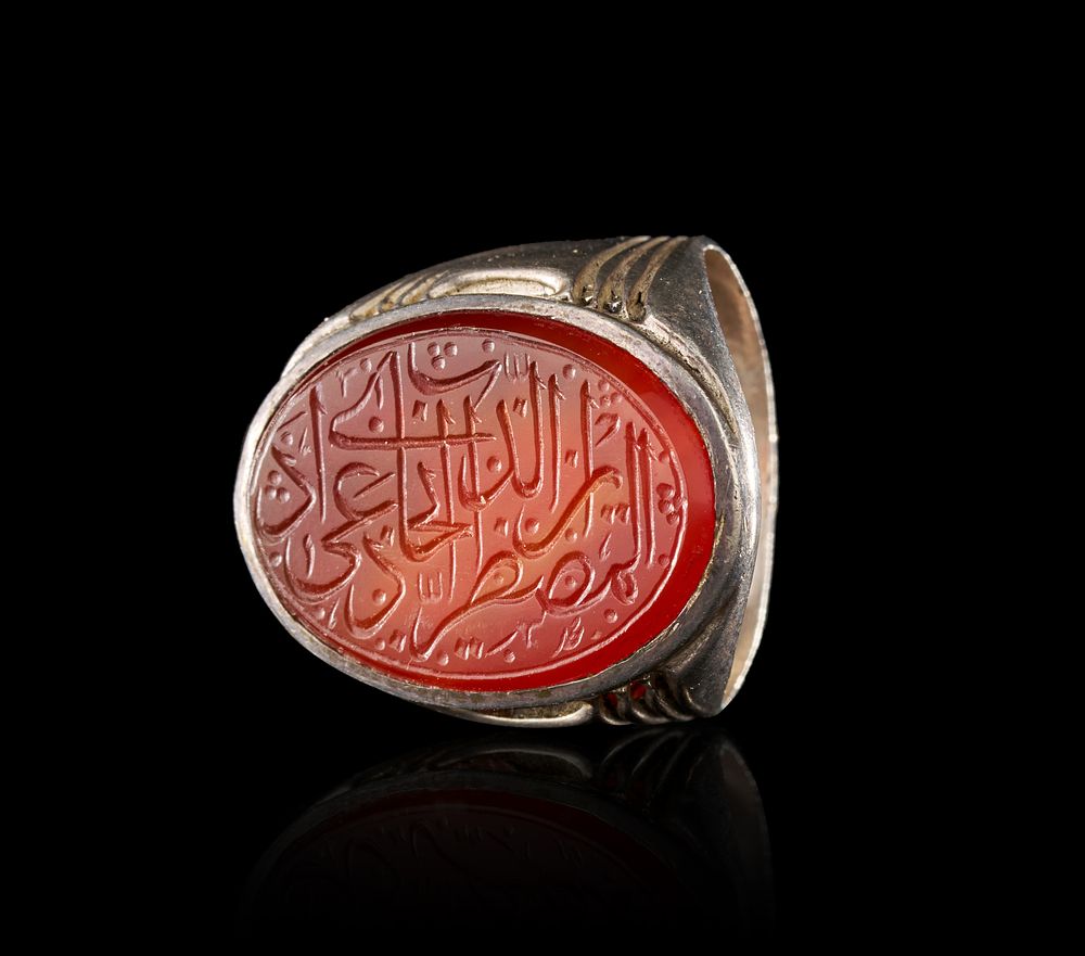 Lot 271: AN INSCRIBED ISLAMIC TALISMANIC AGATE IN A SILVER RING