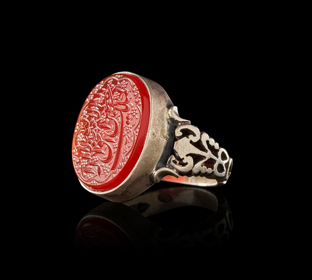 Lot 272: AN INSCRIBED ISLAMIC TALISMANIC AGATE IN A SILVER RING