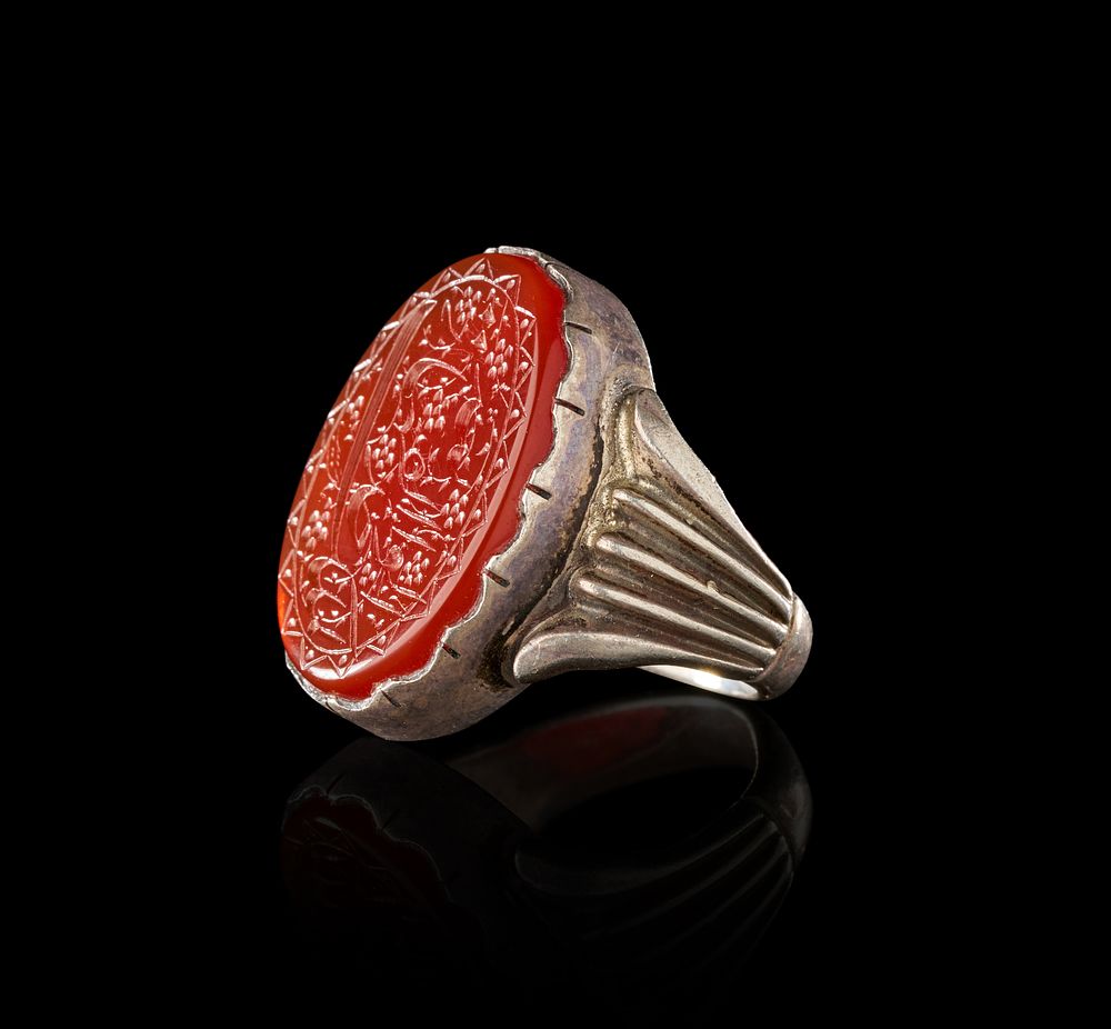 Lot 273: AN INSCRIBED ISLAMIC TALISMANIC AGATE IN A SILVER RING