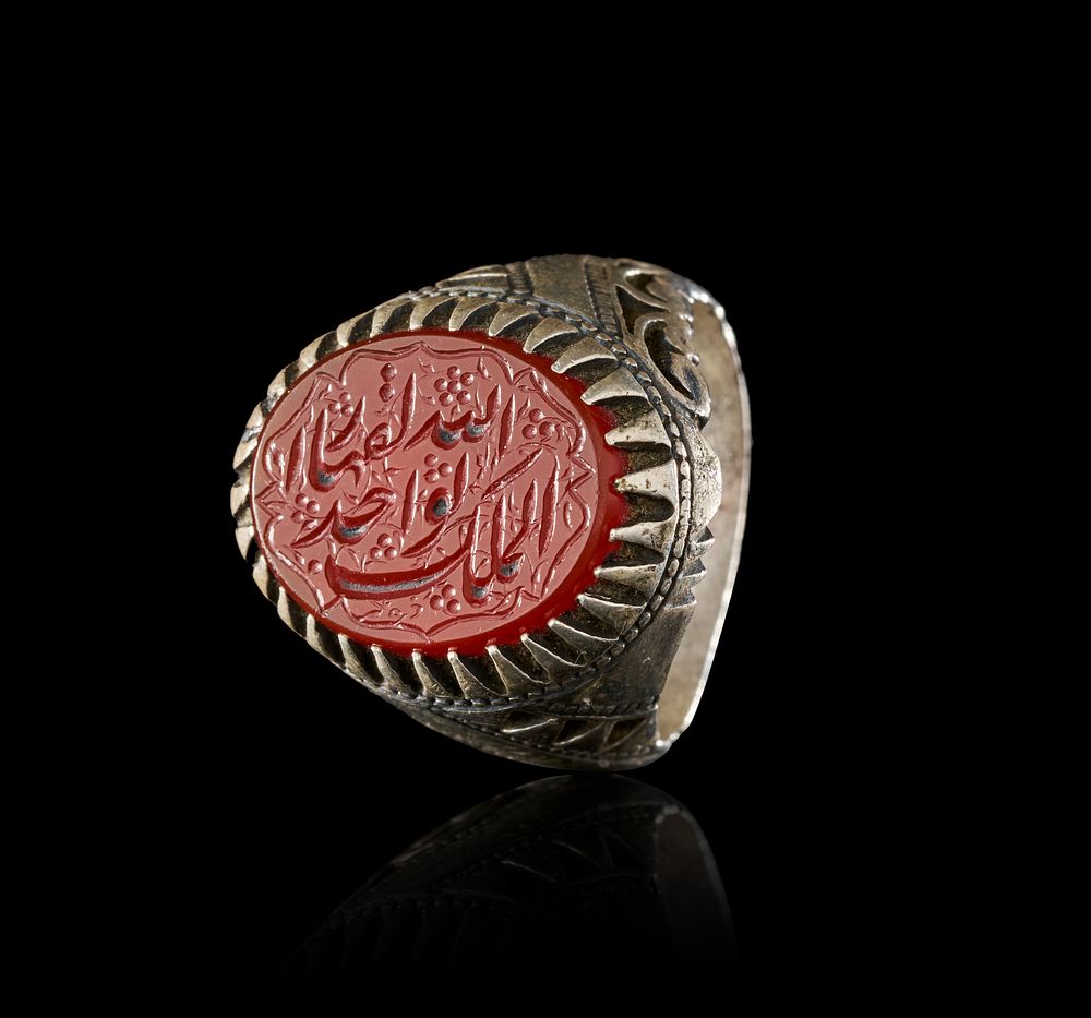 Lot 274: AN INSCRIBED ISLAMIC TALISMANIC AGATE IN A SILVER RING