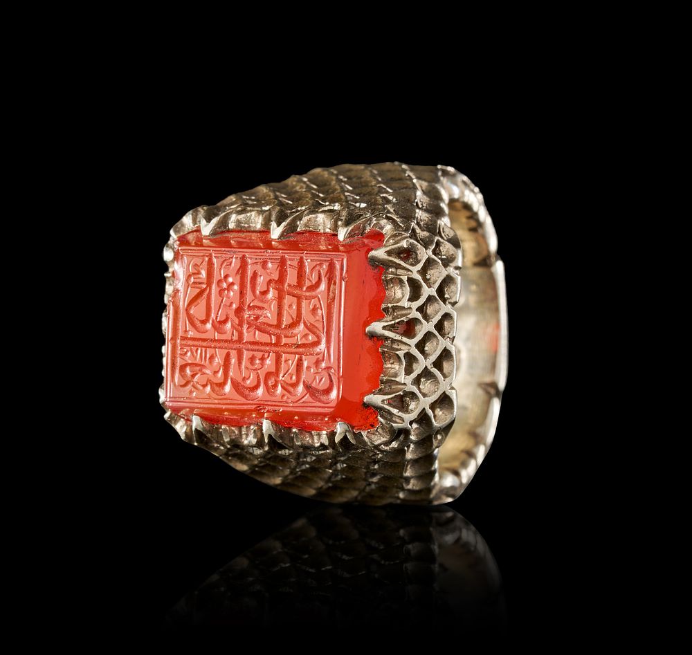 Lot 276: AN INSCRIBED ISLAMIC AGATE IN A SILVER RING