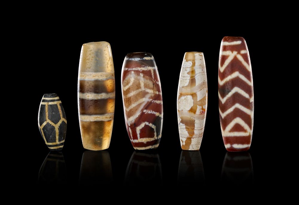 Lot 281: A GROUP OF ANCIENT HIMALAYAN AND CENTRAL ASIAN ETCHED AGATE BEADS