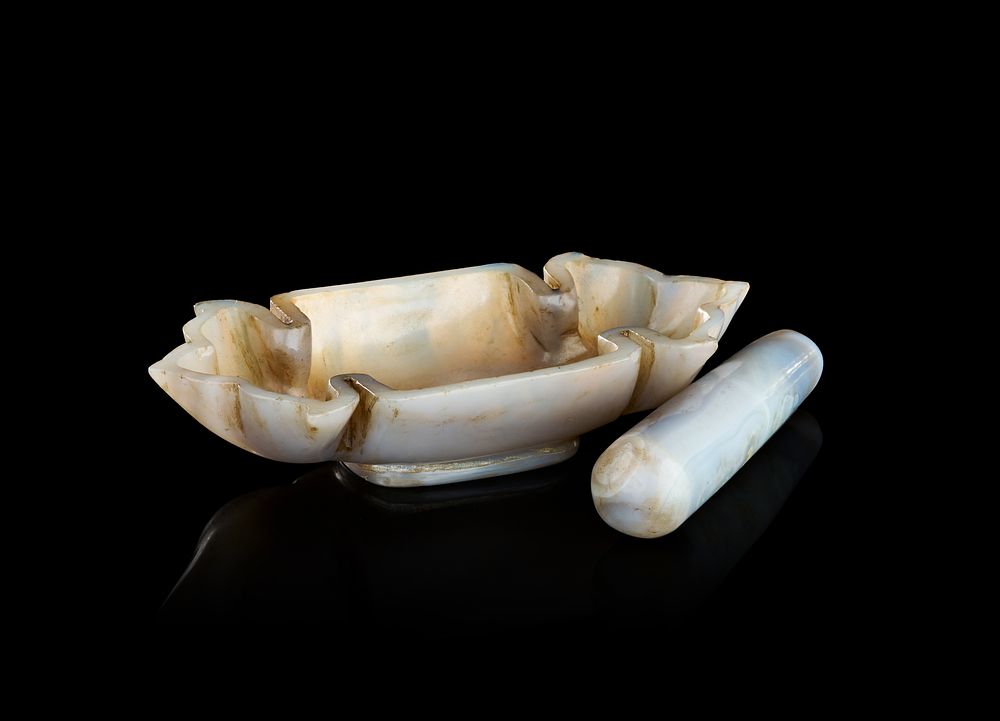 Lot 233: A CARVED AGATE MORTAR AND PESTLE SET, PROBABLY INDIAN, 19TH - 20TH CENTURY