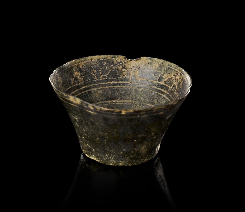 Lot 207: AN ISLAMIC COPPER ALLOY BOWL WITH KUFIC INSCRIPTION, PERSIA, 12TH - 13TH CENTURY