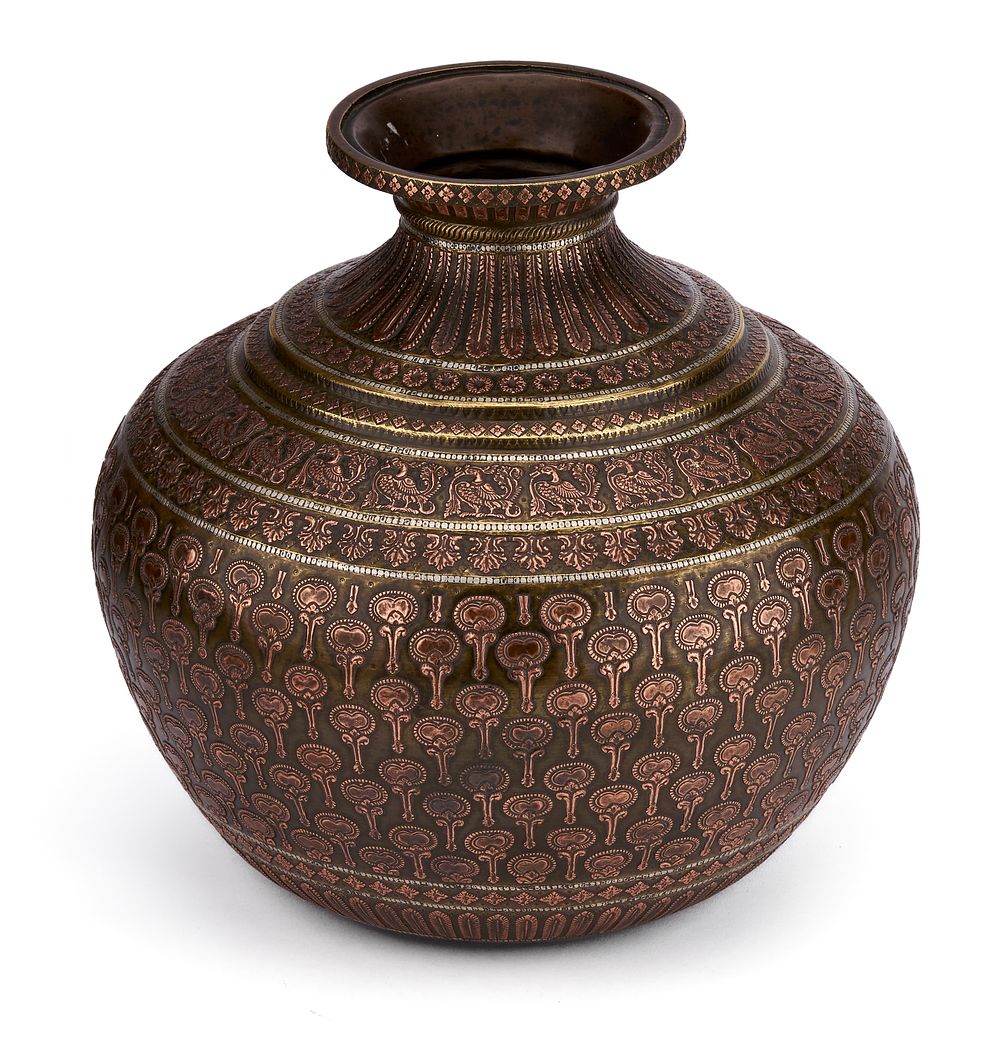 Lot 208: A LARGE SOUTH INDIAN THANJAVUR TRI-COLOUR MIXED-METAL DECORATIVE VASE/LOTA VESSEL, 19TH CENTURY