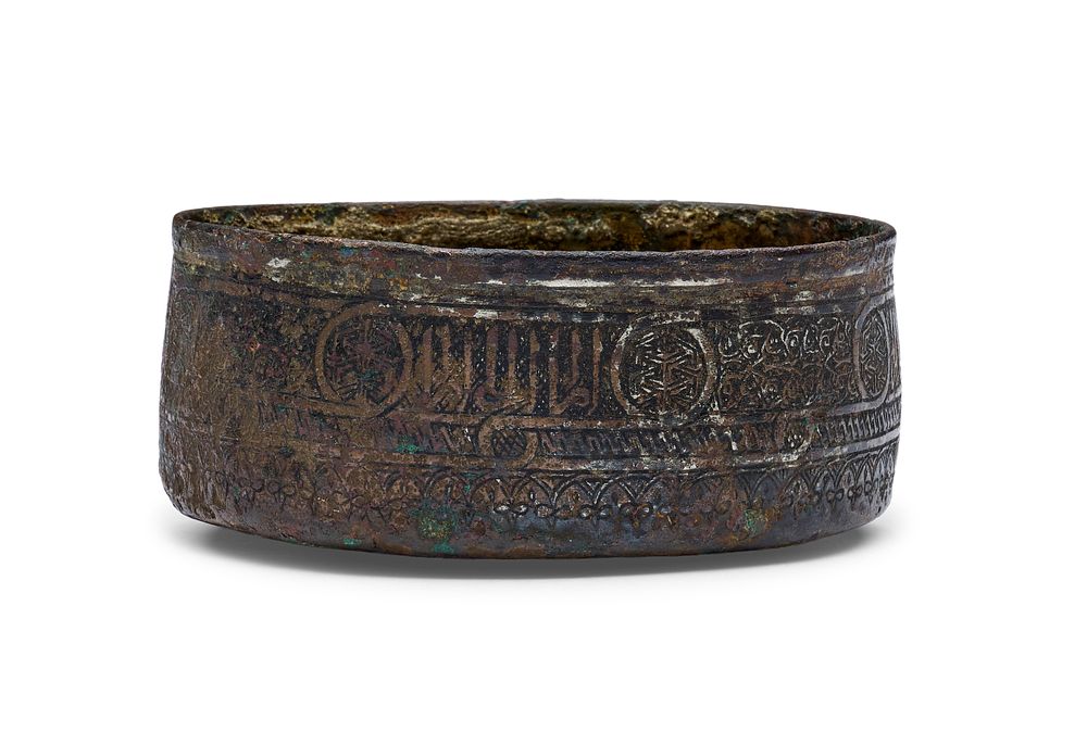 Lot 216: AN ISLAMIC MAMLUK ENGRAVED COPPER ALLOY CALLIGRAPHIC BOWL, EGYPT OR SYRIA, 14TH -15TH CENTURY