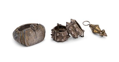 A GROUP OF OMANI GILT AND SILVER-TONED JEWELLERY, 20TH CENTURY. A group of traditional Omani 