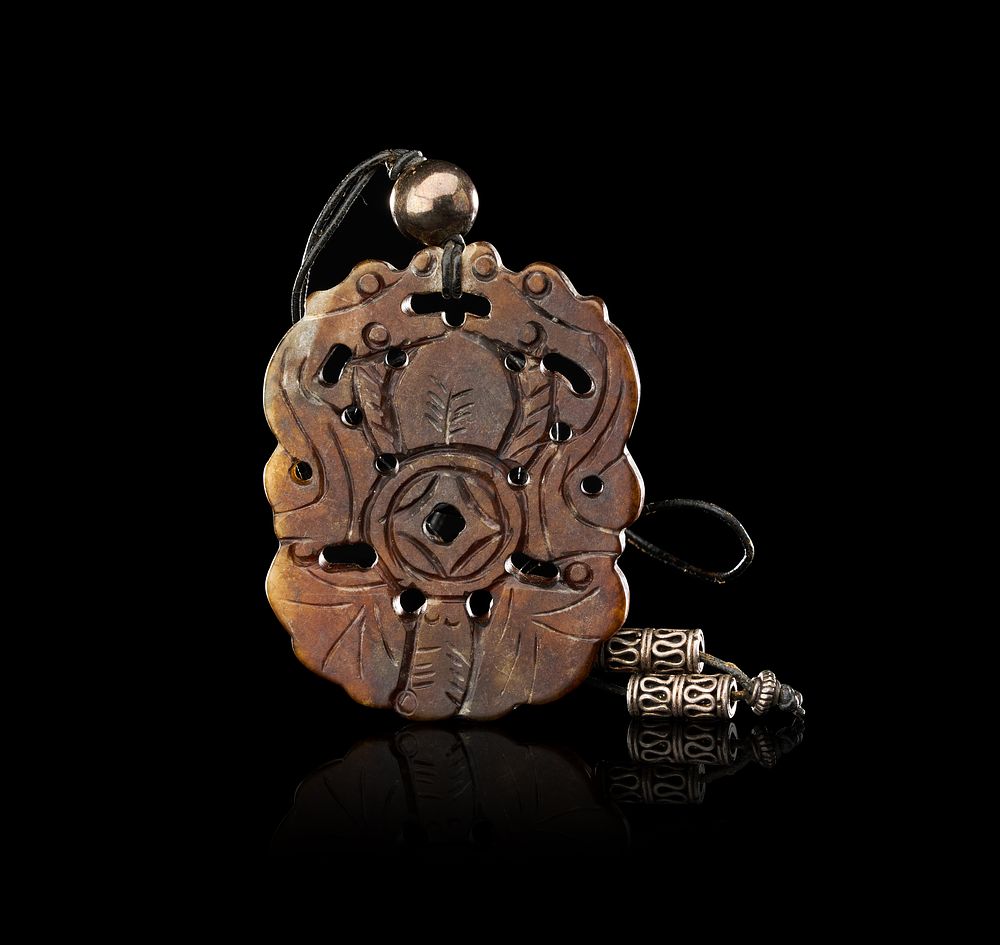 Lot 346: A CARVED RUSSET NEPHRITE JADE PENDANT WITH CENTRAL CASH COIN MOTIF AND FILIGREE METAL BEADS