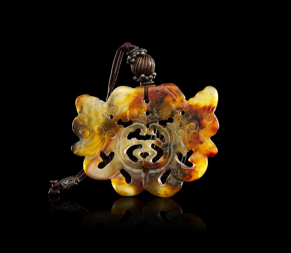 Lot 347: A CHINESE TRI-COLOUR NEPHRITE JADE SHOU CHARACTER BAT PENDANT, LATE 19TH - EARLY 20TH CENTURY