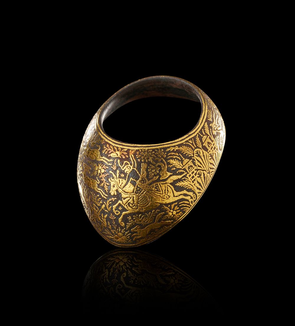 Lot 259: AN INDIAN GOLD-INLAID KOFTGARI STEEL ARCHER THUMB RING ZIHGIR WITH ROYAL INSCRIPTION, LATE 18TH - EARLY 19TH CENTURY