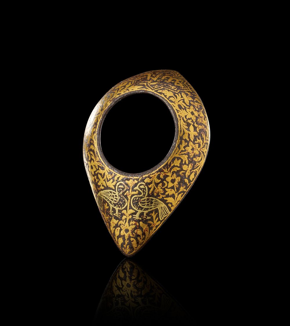 Lot 260: AN OTTOMAN GOLD-INLAID STEEL ARCHERY THUMB RING WITH BIRD MOTIFS, 18TH CENTURY