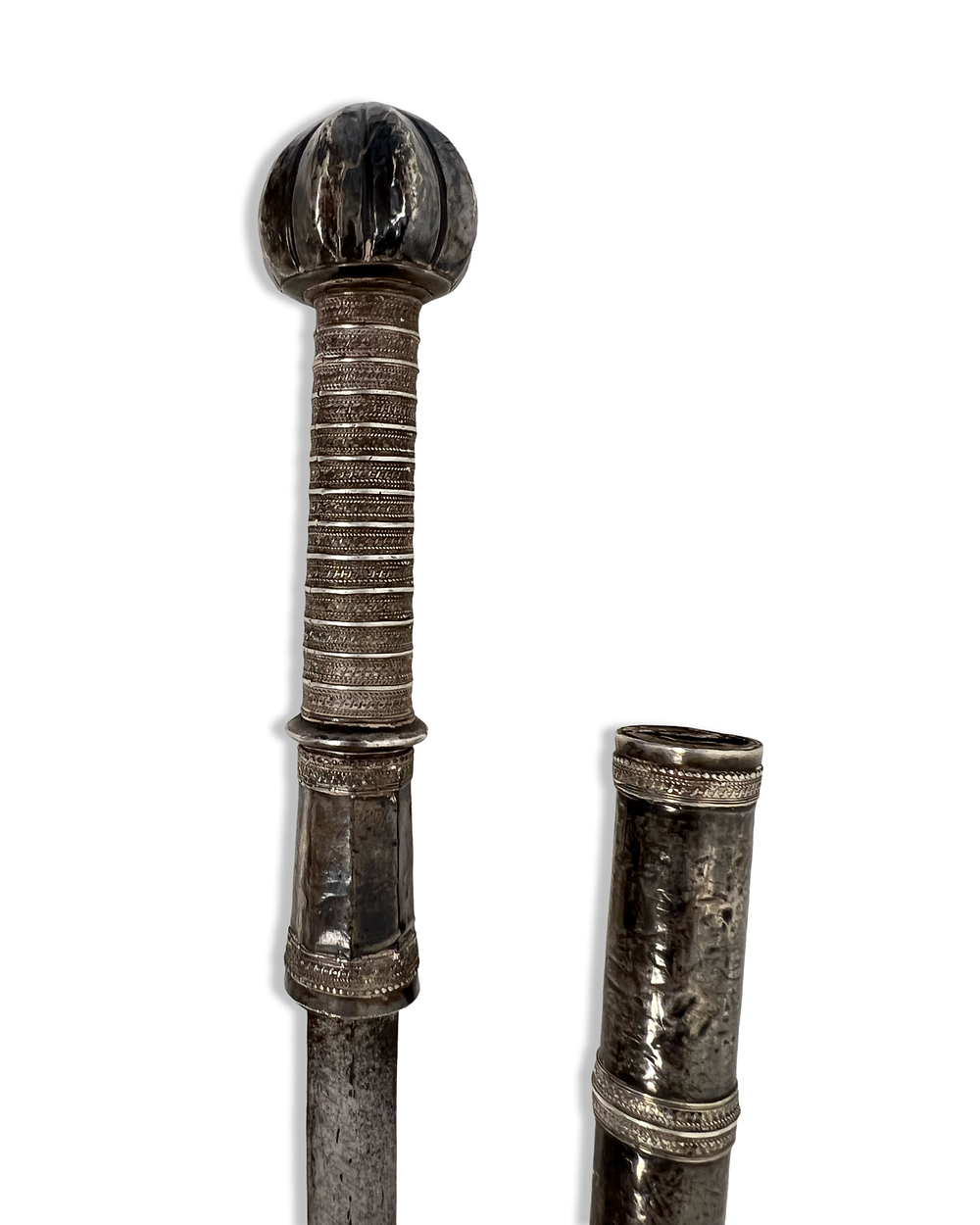 Lot 301: A SILVER BURMESE SHORT DHA SWORD/DAGGER, 19TH CENTURY