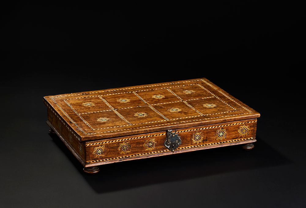 Lot 306: A FLAT SPANISH WOODEN BOX, NASRID OR POST NASRID, 15TH - 16TH CENTURY